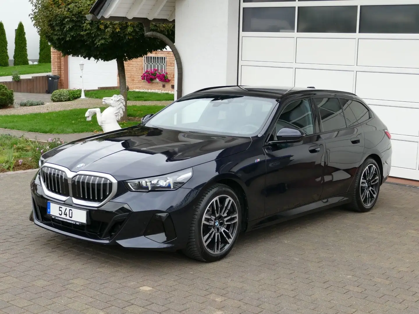BMW 540 xd Touring *M-Sport+Standhzg+el.AHK+Driv.Prof Schwarz - 1