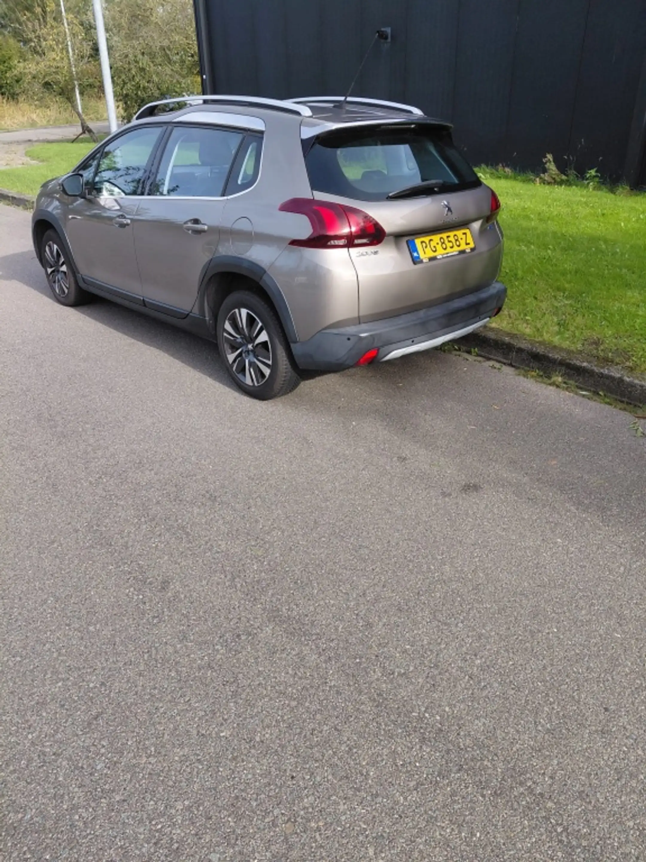 Peugeot 2008 1.2 PureTech Allure — photo 4