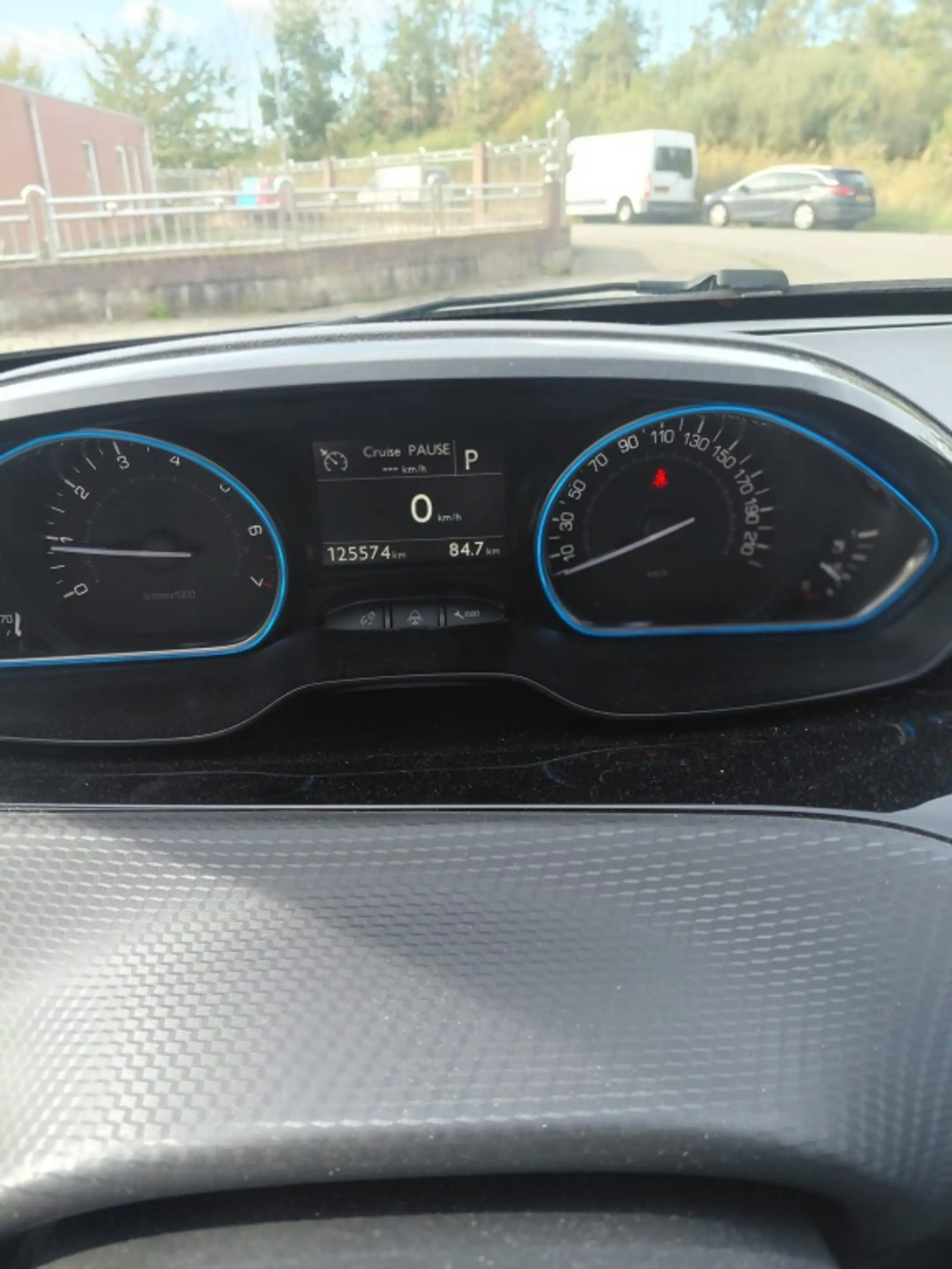 Peugeot 2008 1.2 PureTech Allure — photo 11