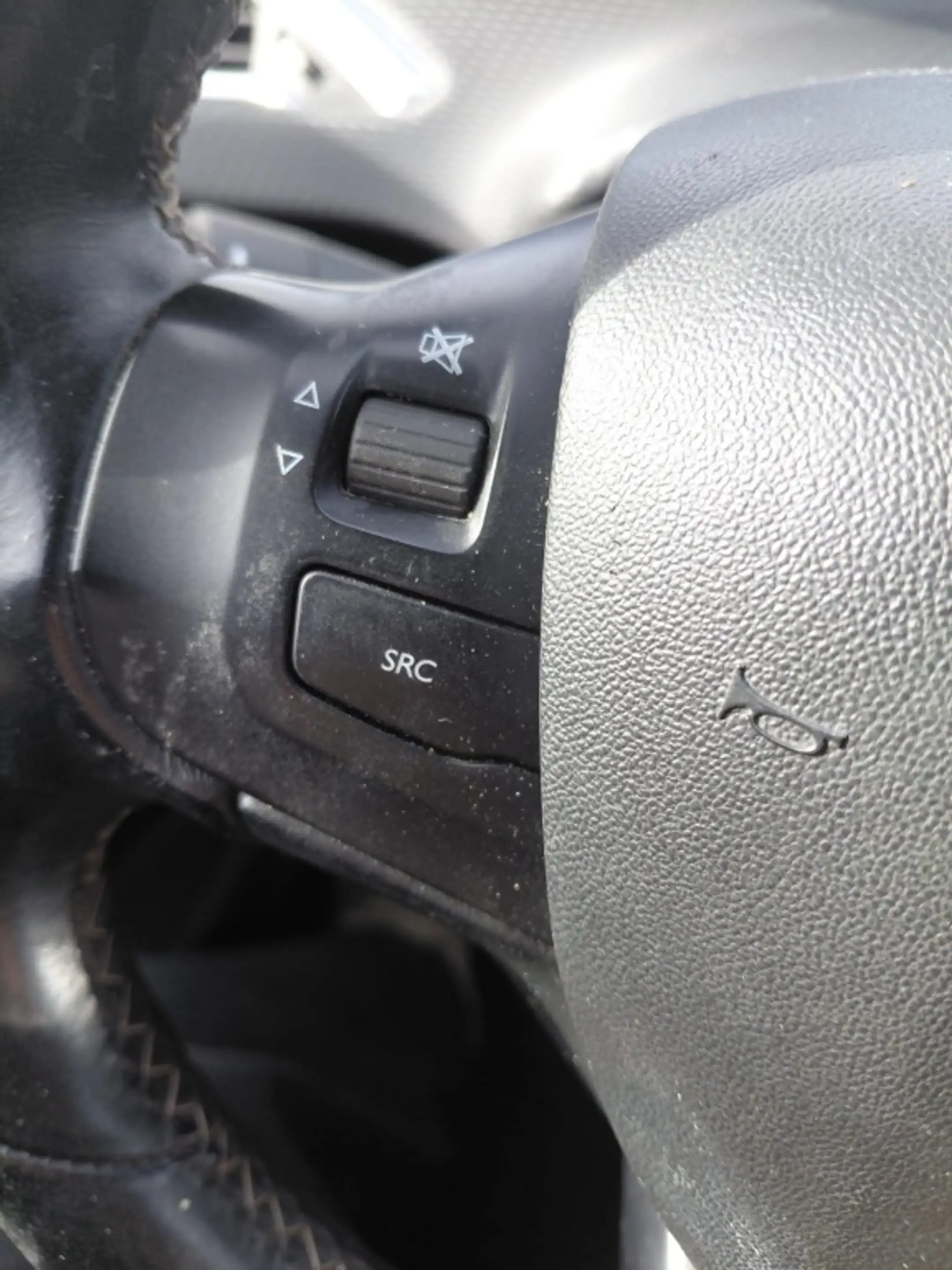 Peugeot 2008 1.2 PureTech Allure — photo 12