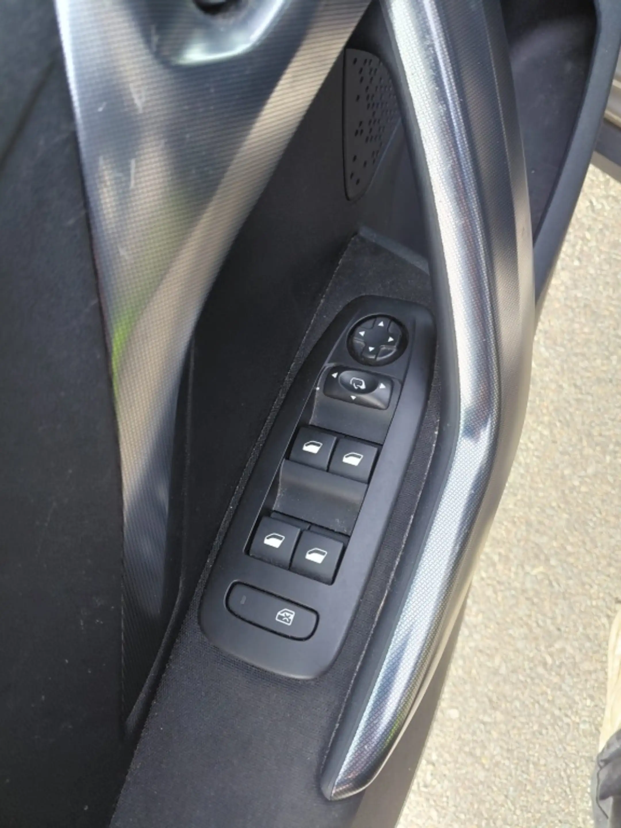 Peugeot 2008 1.2 PureTech Allure — photo 14