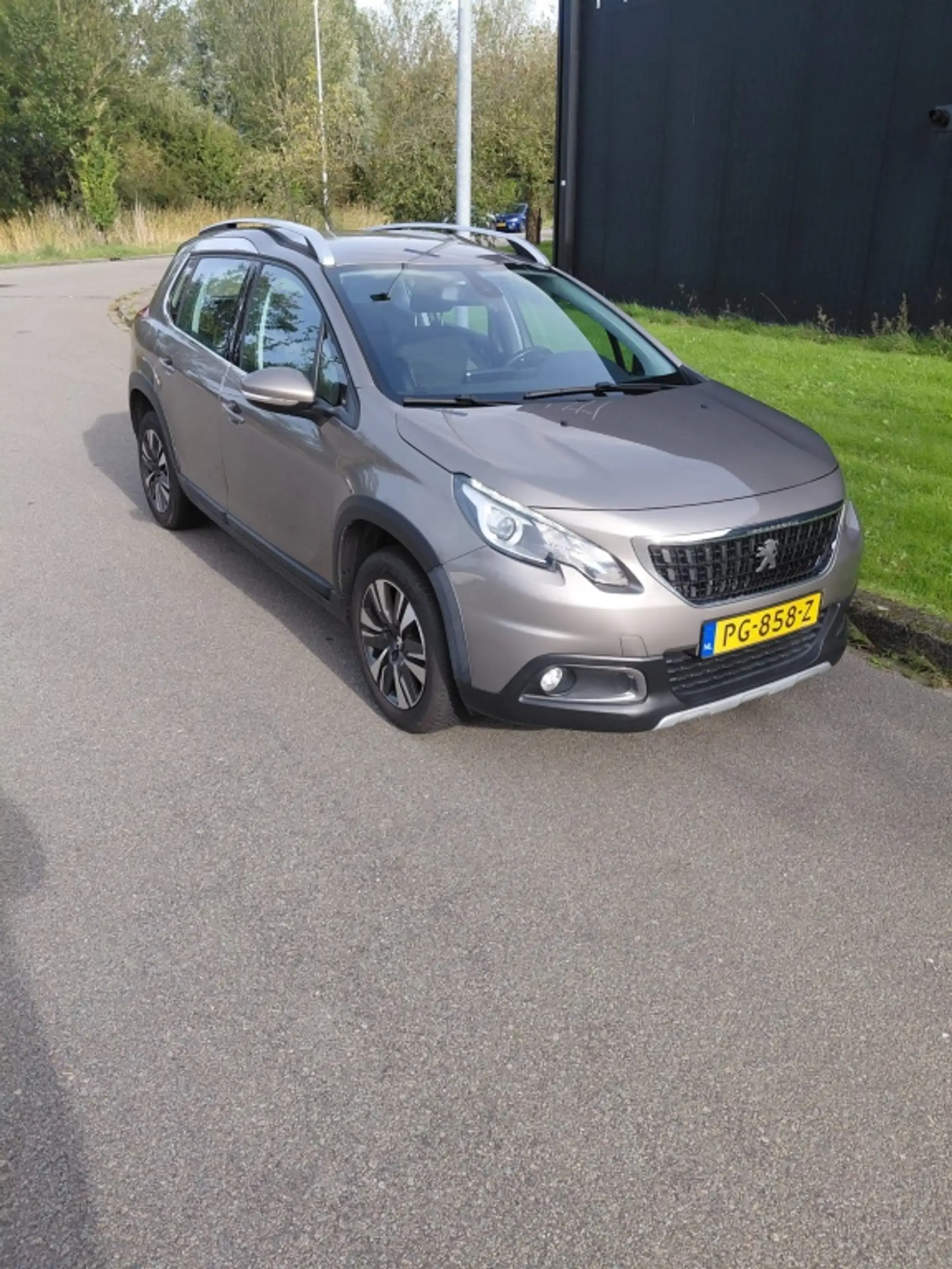 Peugeot 2008 1.2 PureTech Allure — photo 2