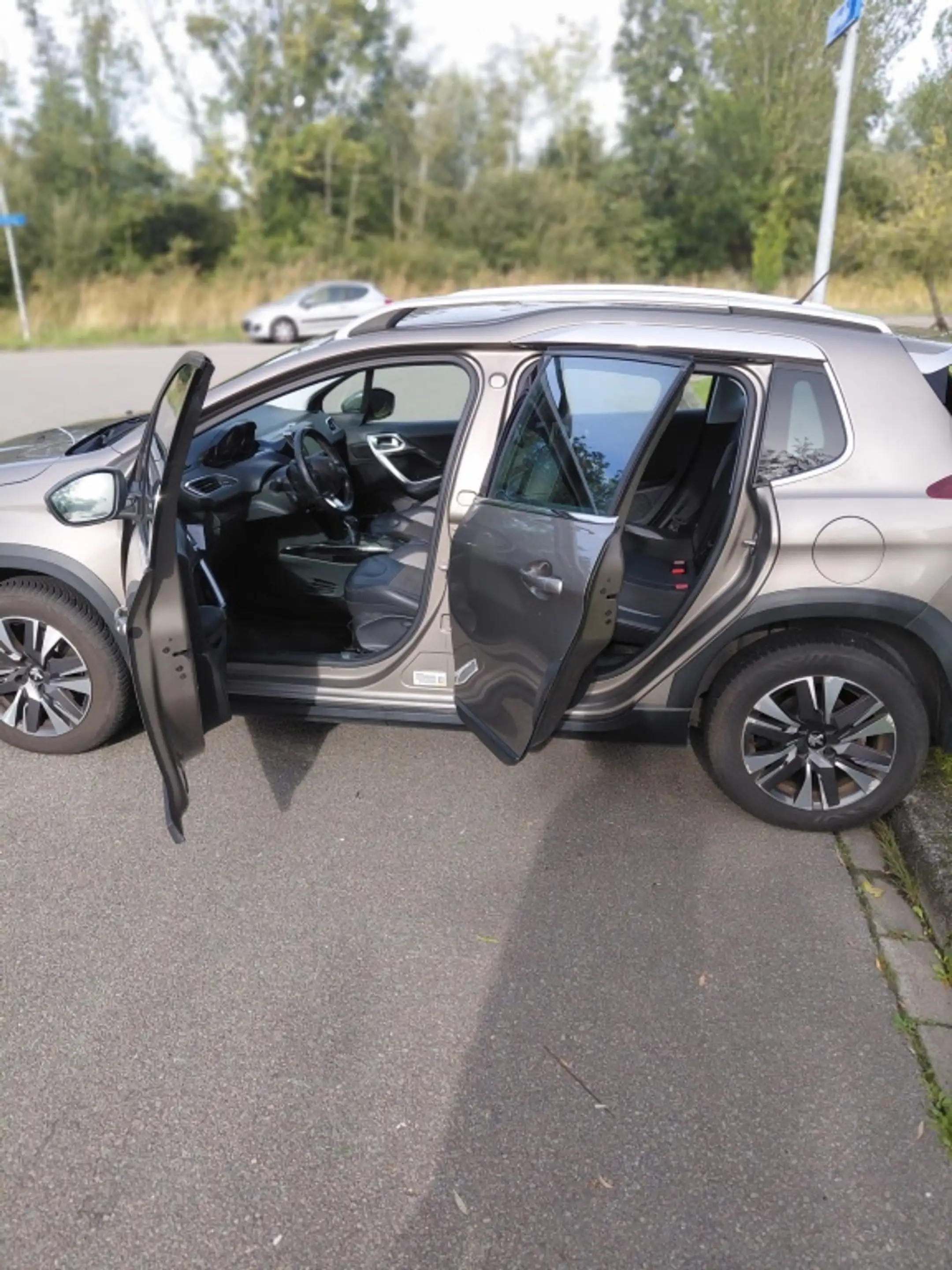 Peugeot 2008 1.2 PureTech Allure — photo 6