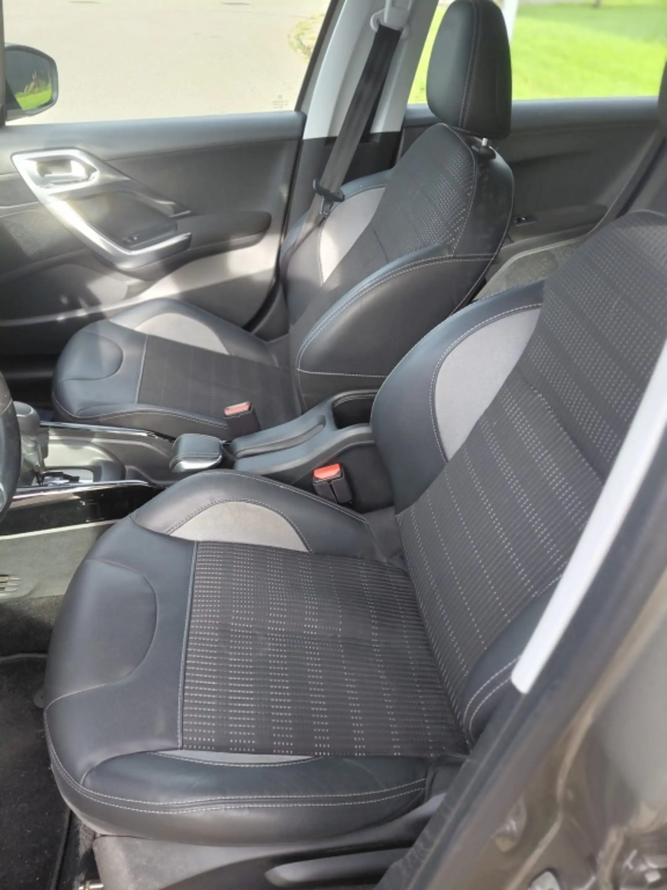 Peugeot 2008 1.2 PureTech Allure — photo 7