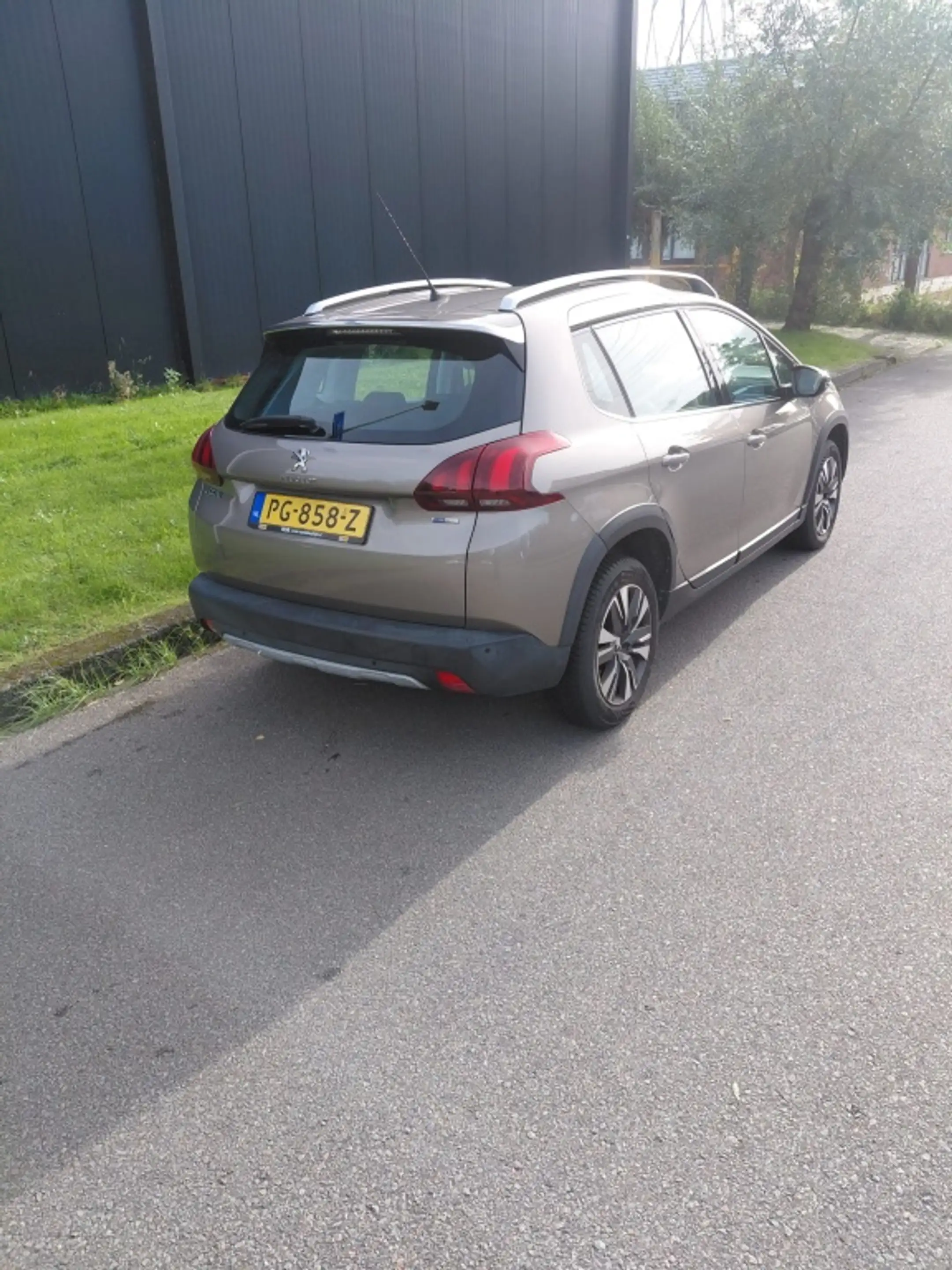 Peugeot 2008 1.2 PureTech Allure — photo 3