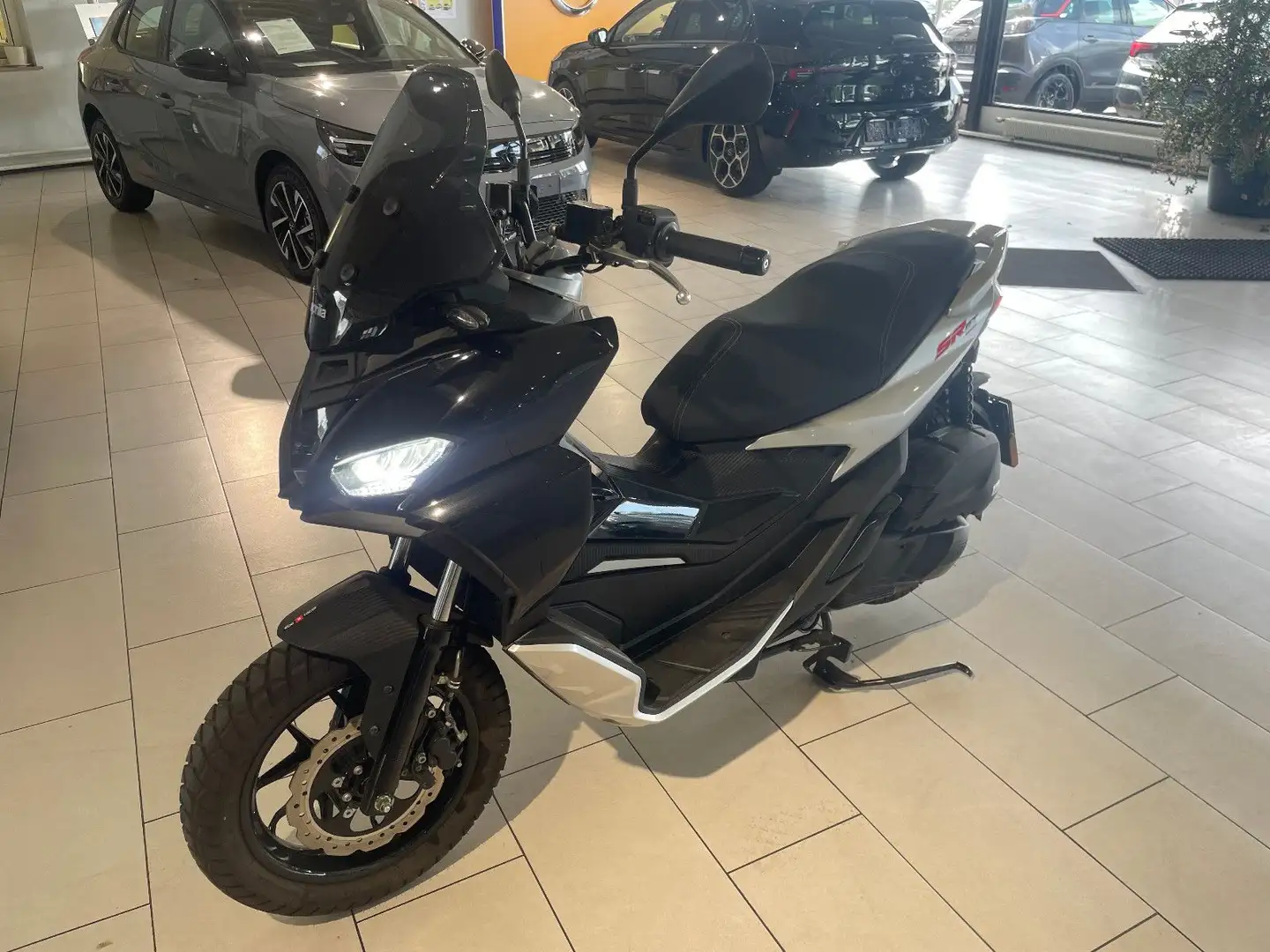 Aprilia SR 125 GT USB +NUR 750km+ Чорний - 1