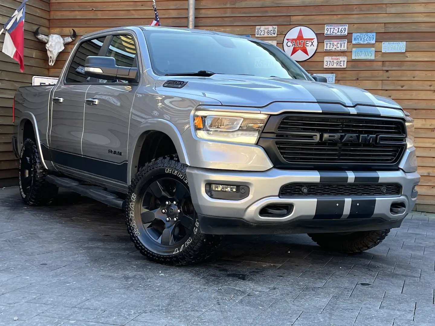 Dodge RAM 1500 5,7L V8 Laramie 4x4 PANO AHK Silber - 2