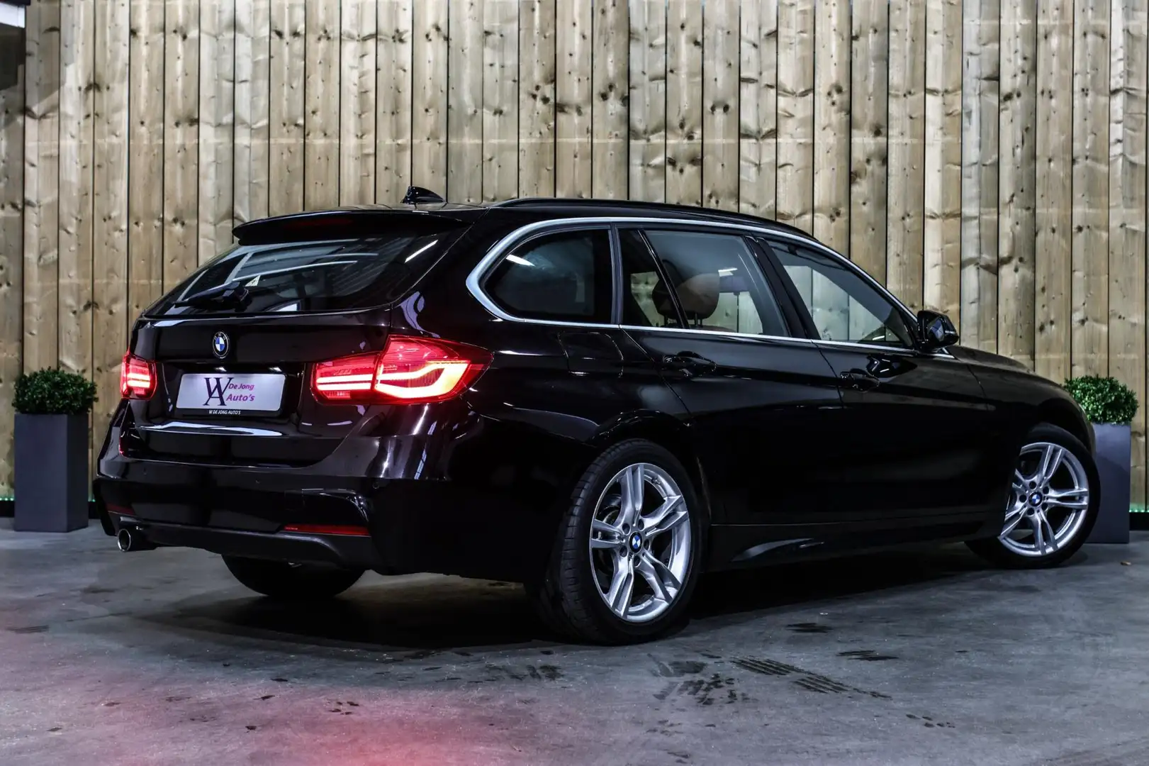 BMW 318 3-serie Touring 318i M-Sport *Leder*Navi Pro*Stoel Zwart - 2