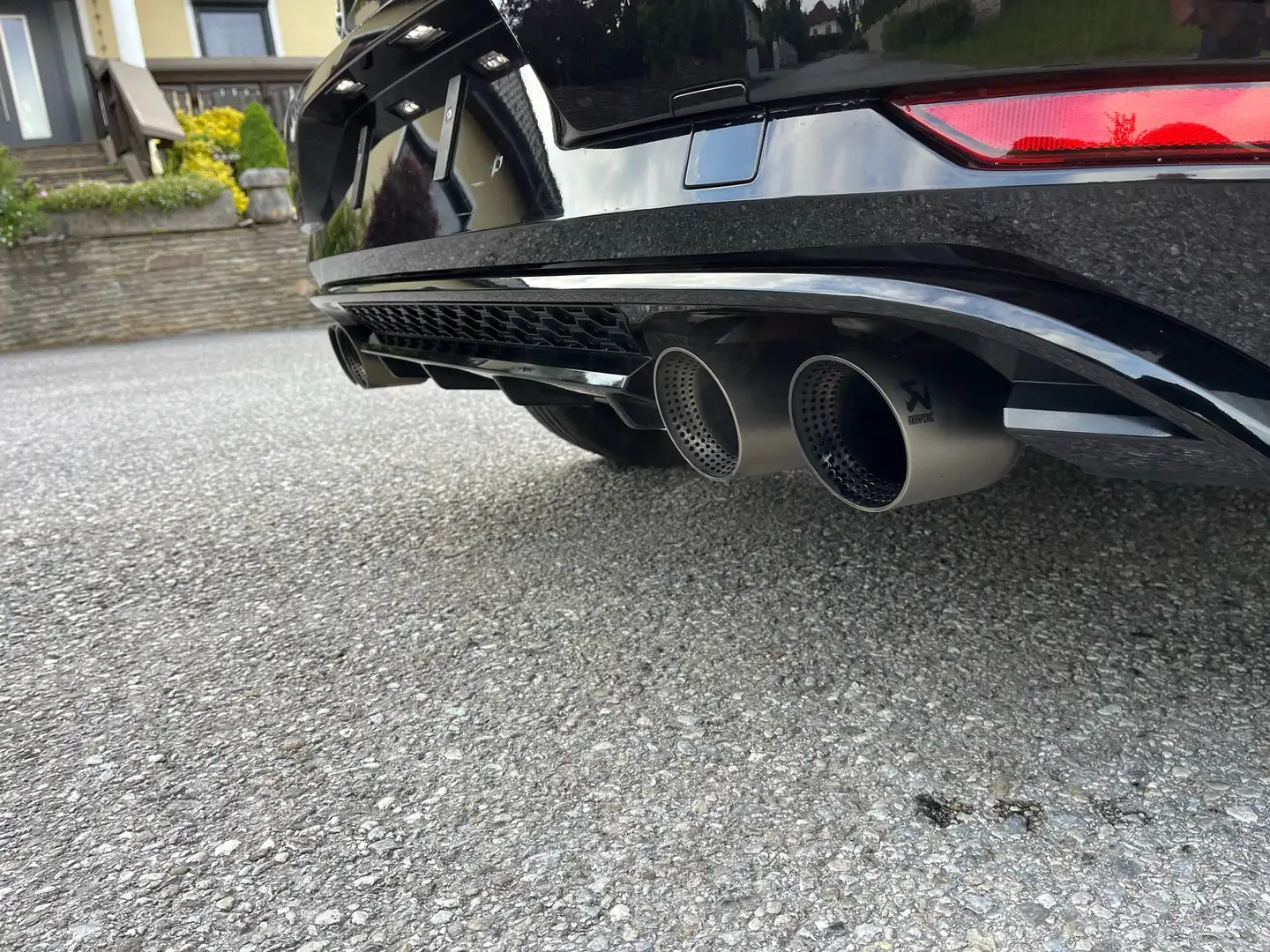 Volkswagen Golf R Performance mit Akrapovic AGA Schwarz - 1