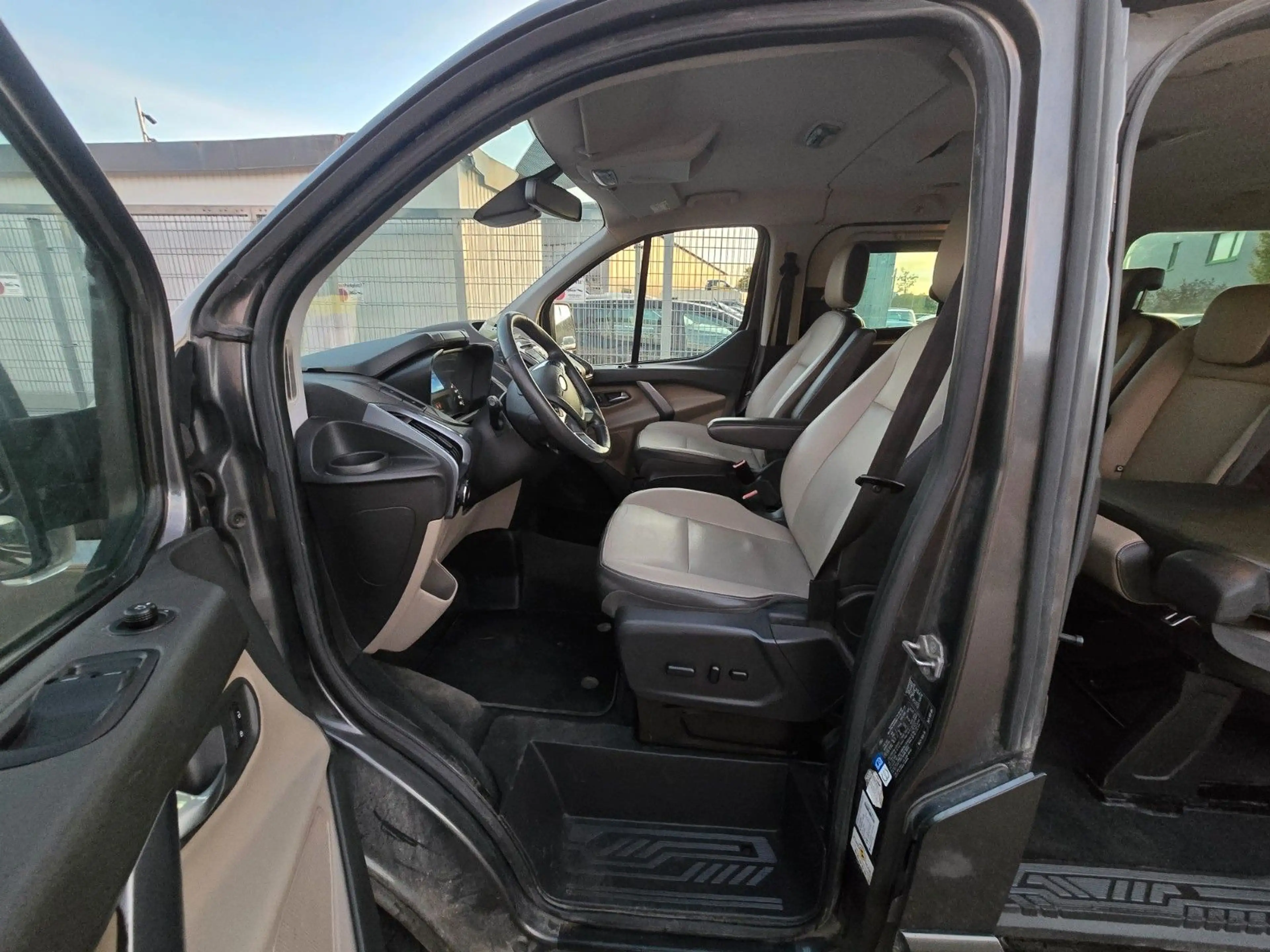 Ford Tourneo Custom — photo 13