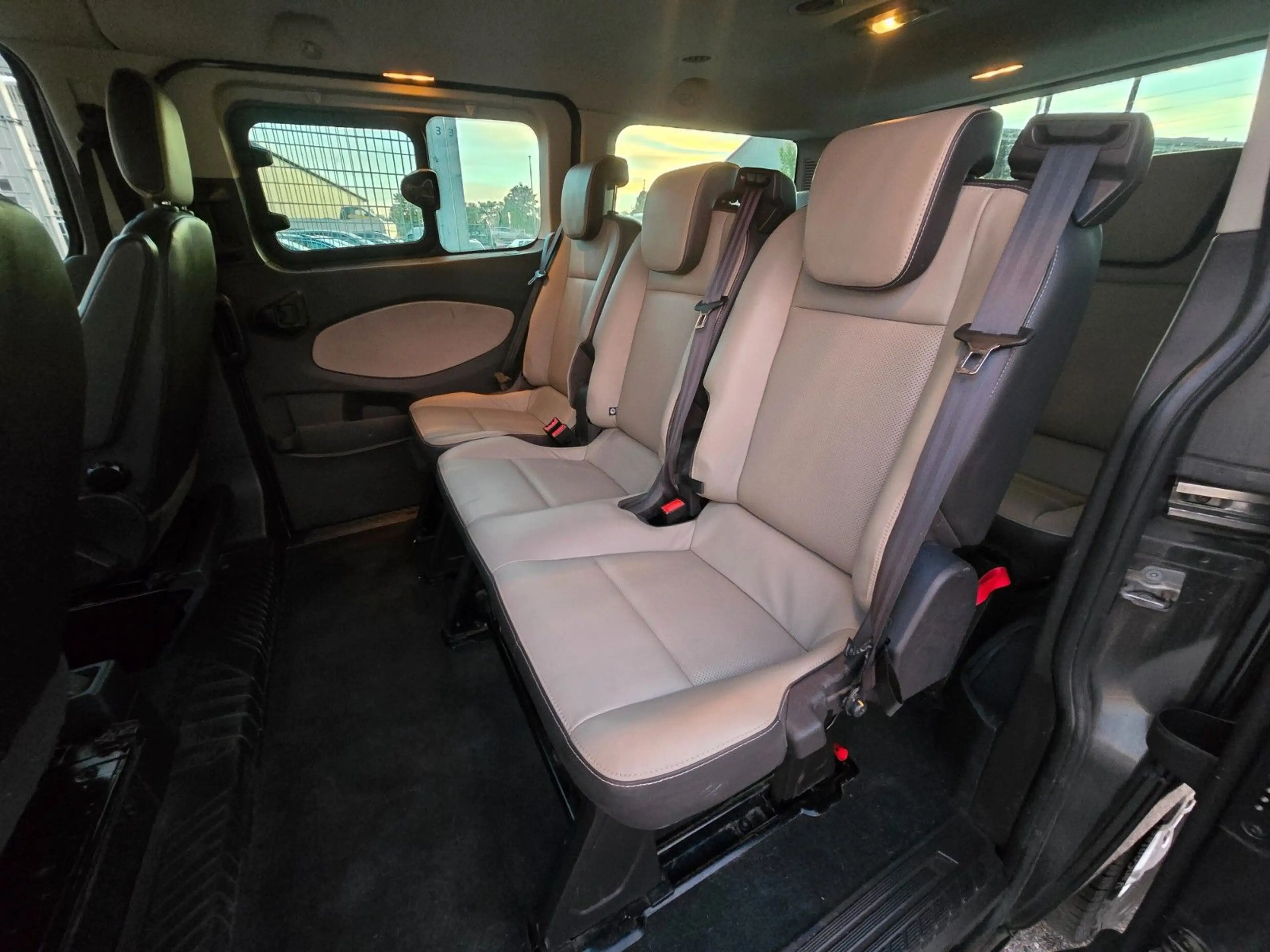 Ford Tourneo Custom — photo 11