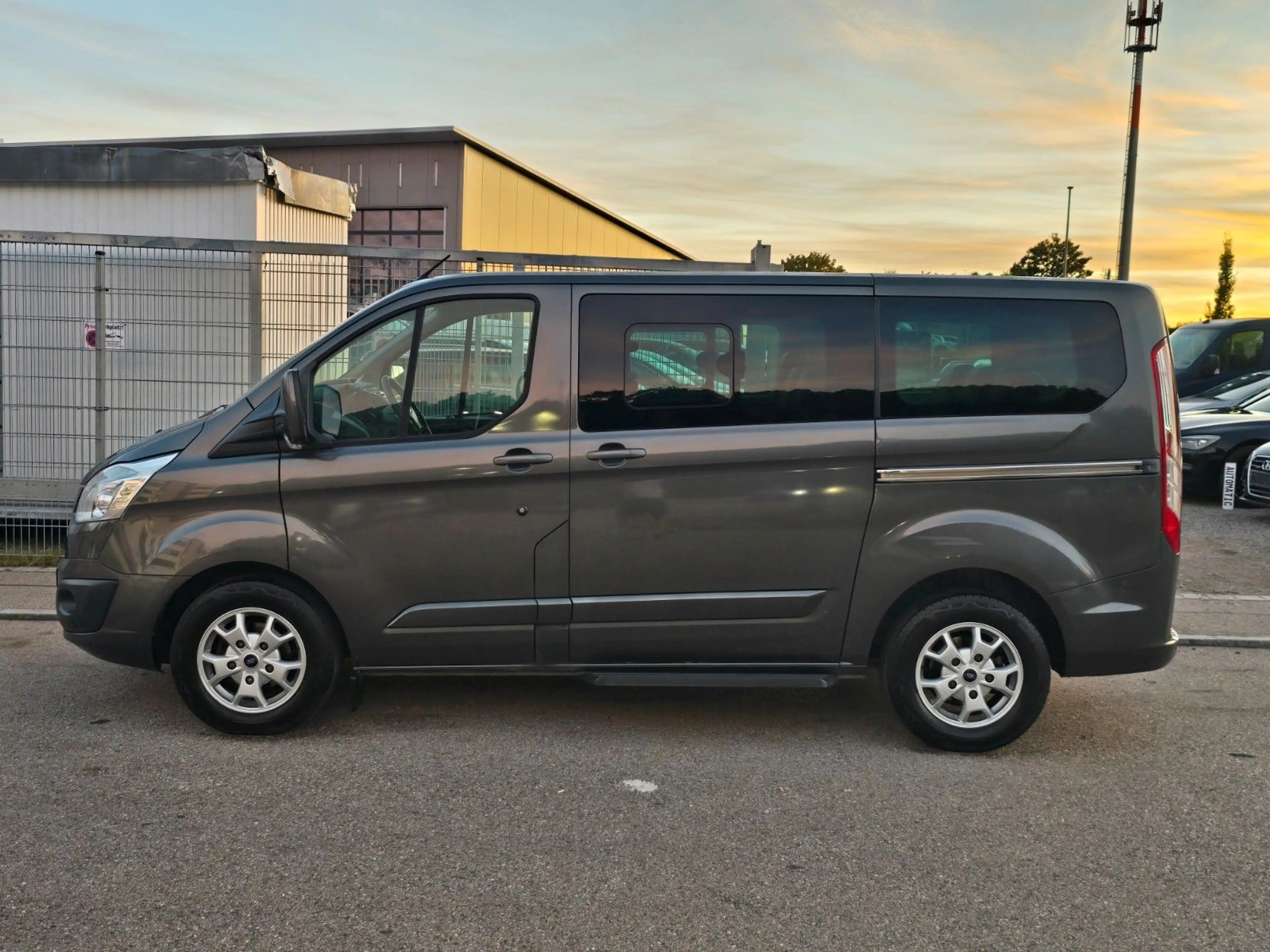 Ford Tourneo Custom — photo 4