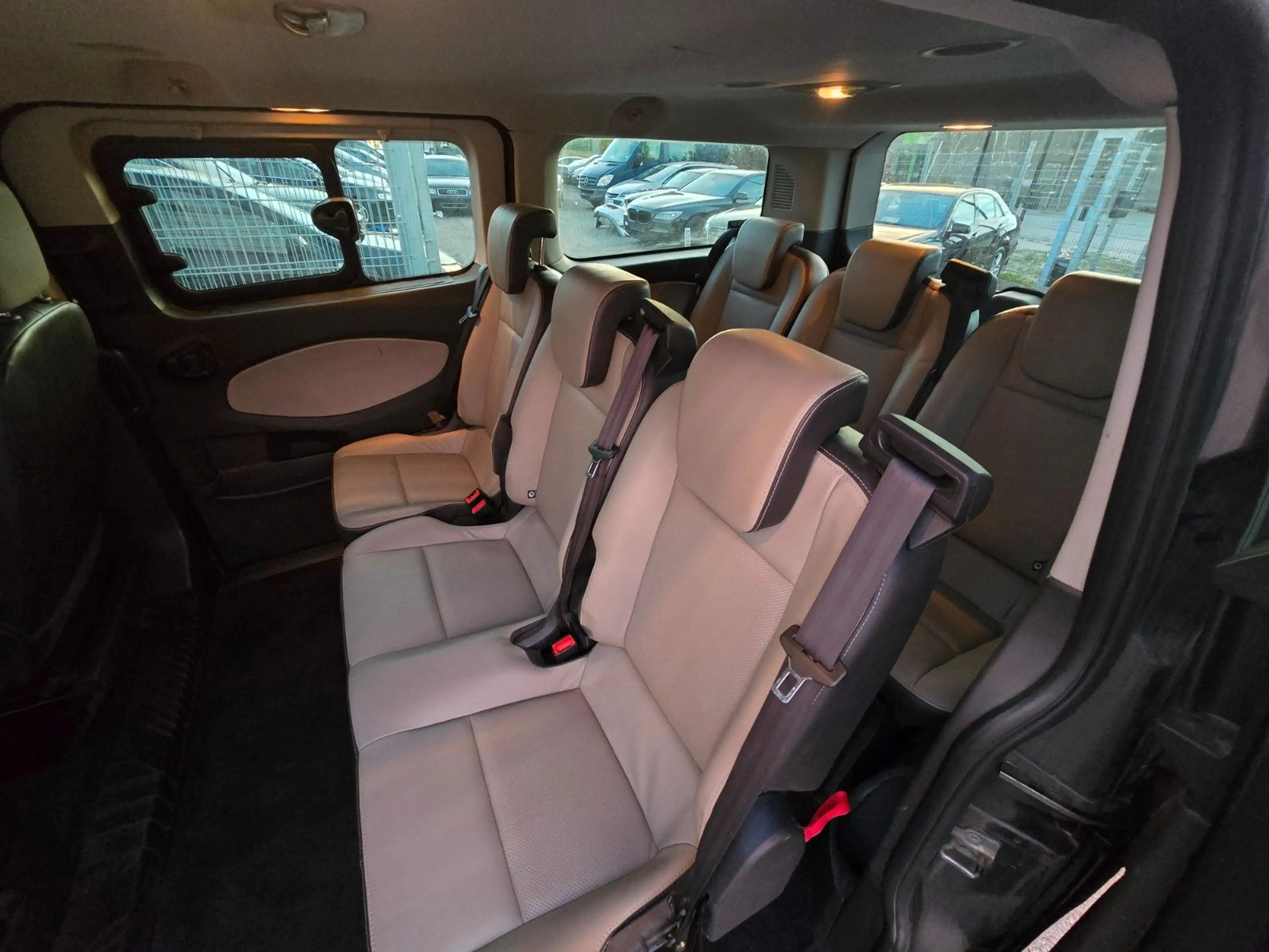 Ford Tourneo Custom — photo 10