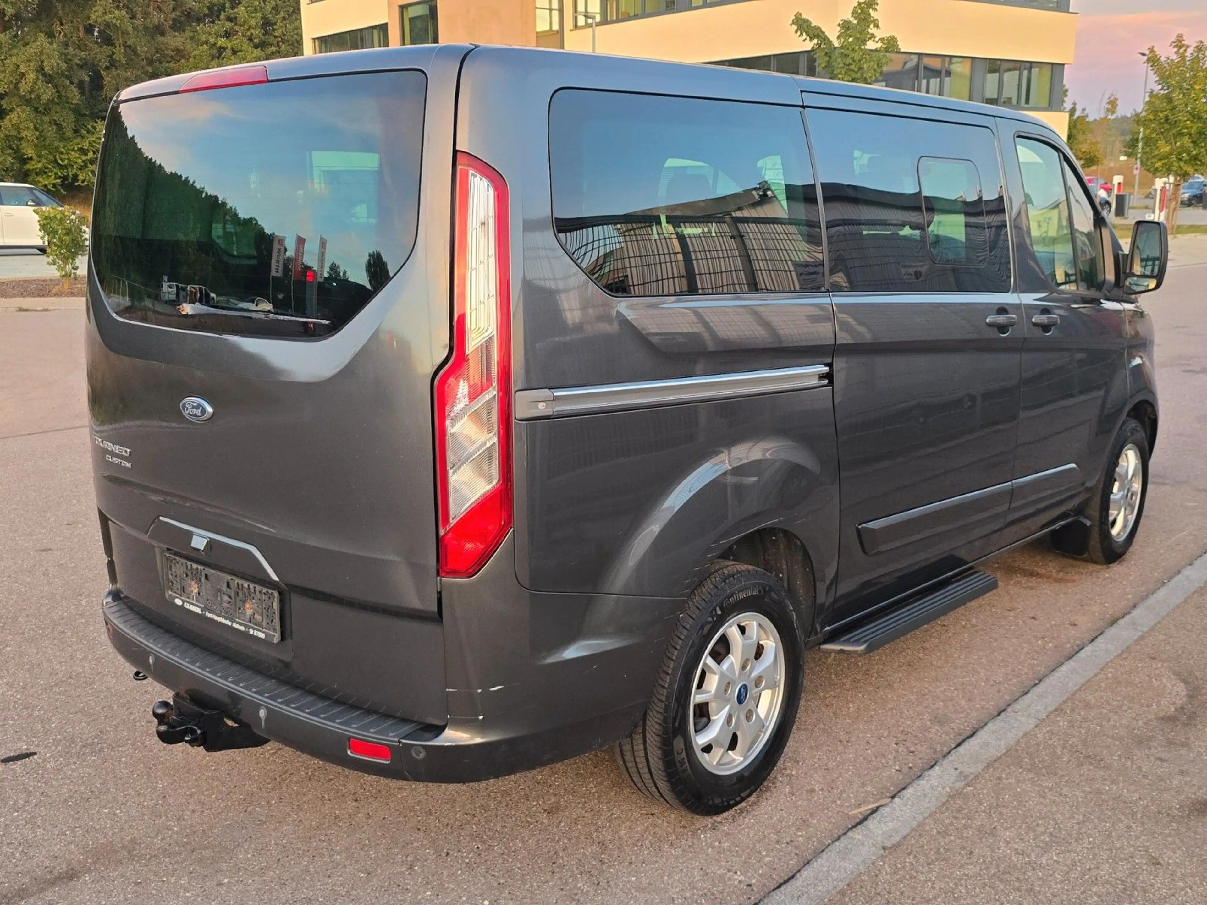 Ford Tourneo Custom — photo 8