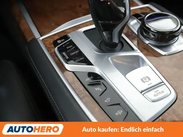 BMW 7 Series view 25