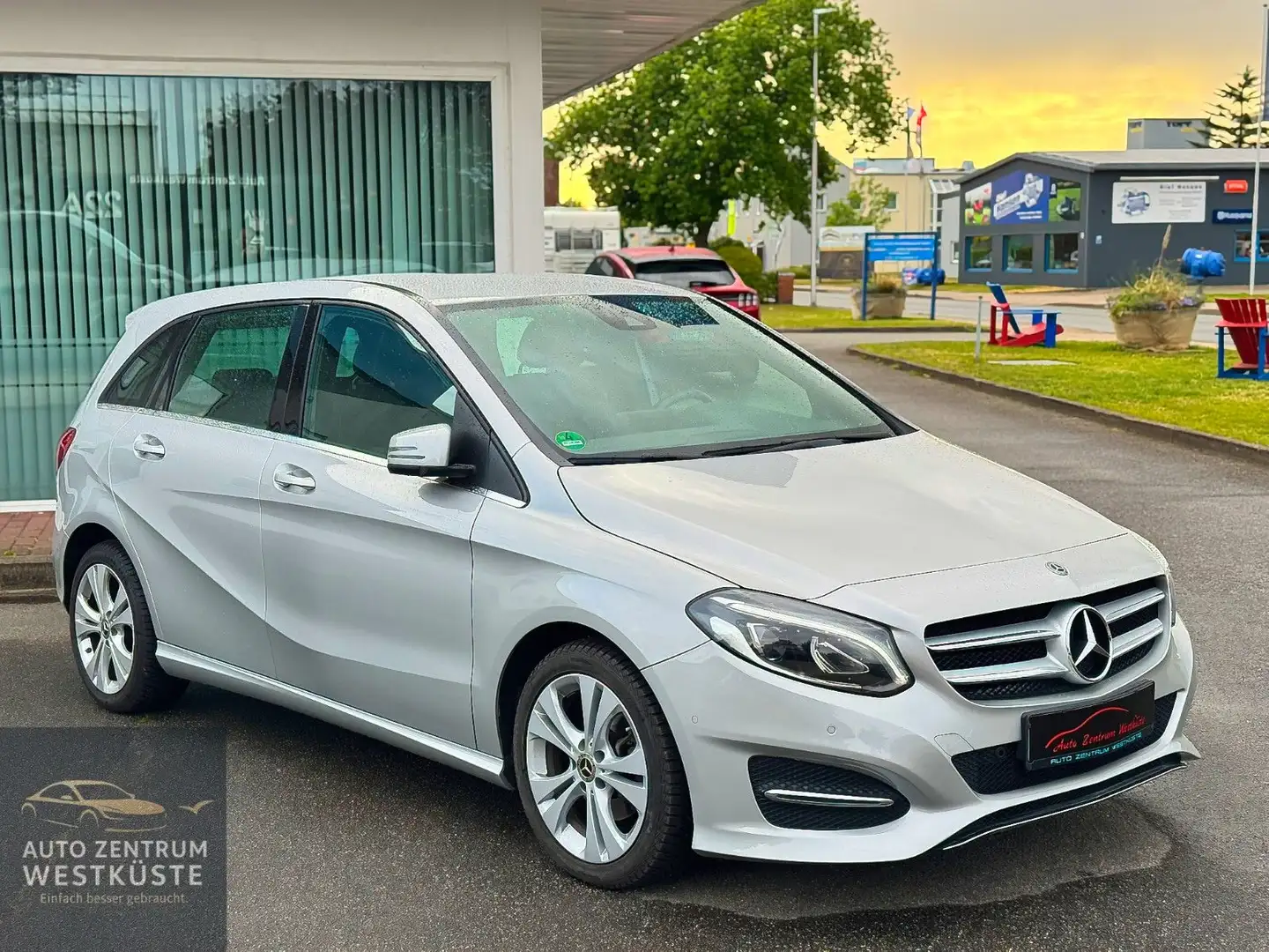 Mercedes-Benz B 180 Autom. URBAN-PROGRESSIVE Navi Tempomat SHZ Argento - 1