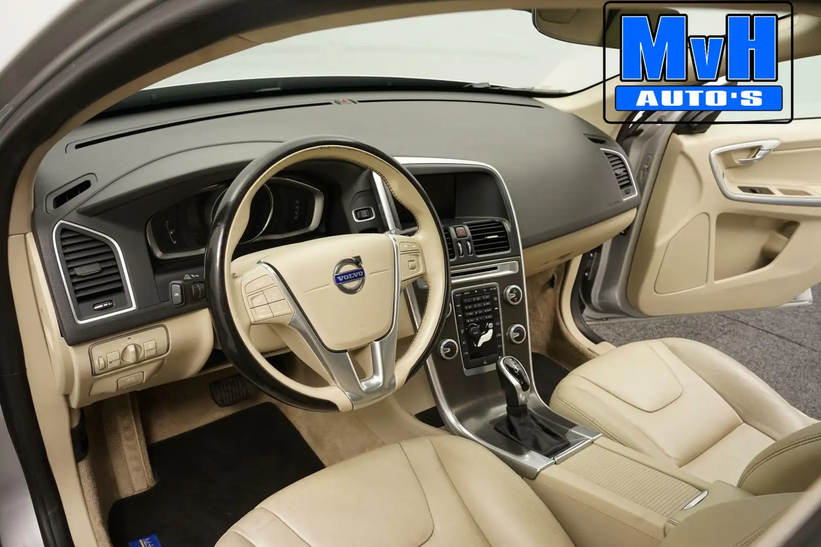 Volvo XC60 2.0 D4 FWD Summum|LUXE!|PANO|XENON|TREKH|CAMERA Grigio - 2