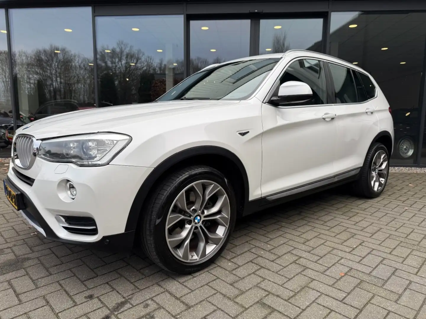 BMW X3 sDrive20i High Exe,SportLeer,Xenon,Elekt Trekhk,Na Blanc - 2