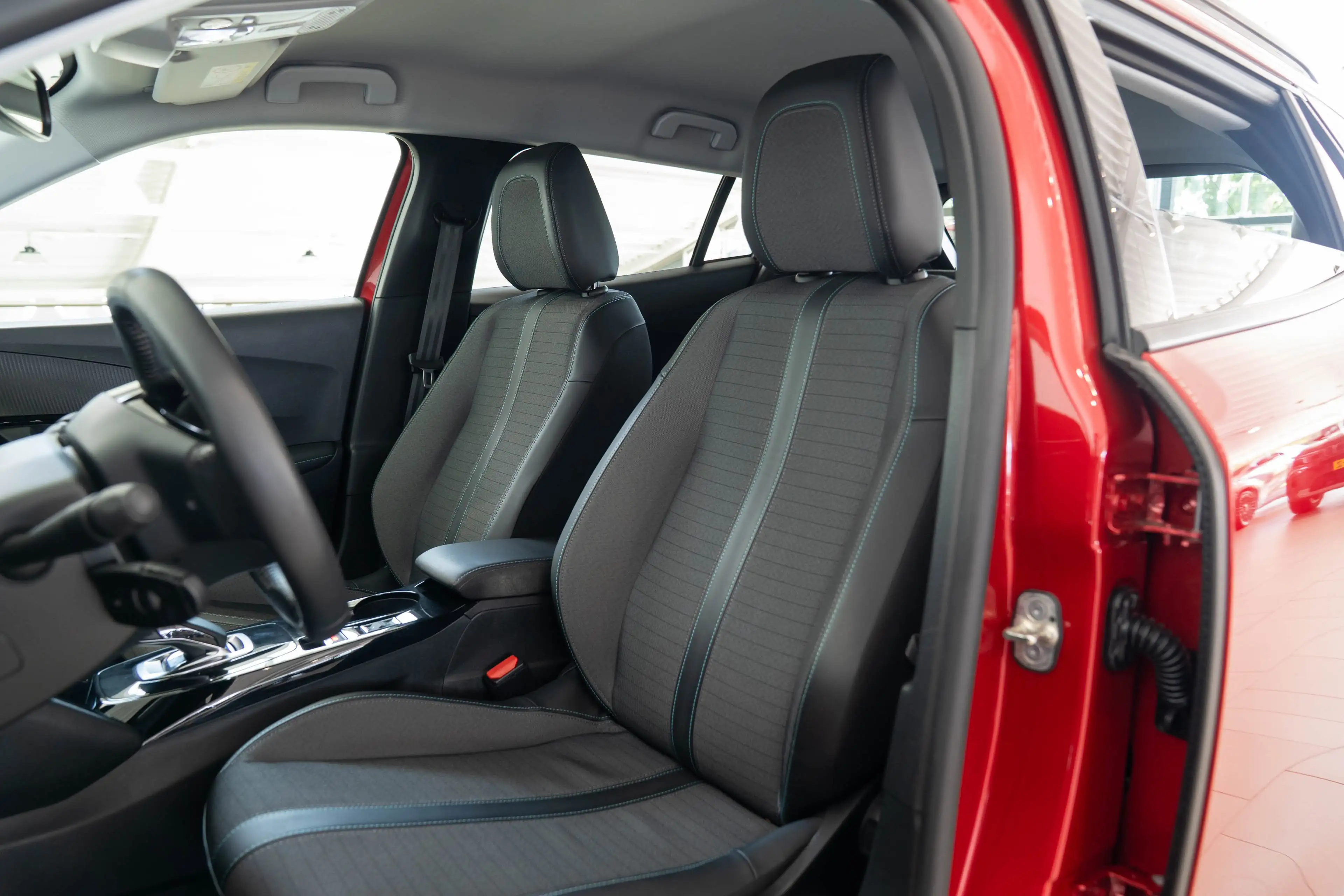 Peugeot e-2008 EV Allure 50 kWh | SOH 91% | Camera | Apple Carpla — photo 13