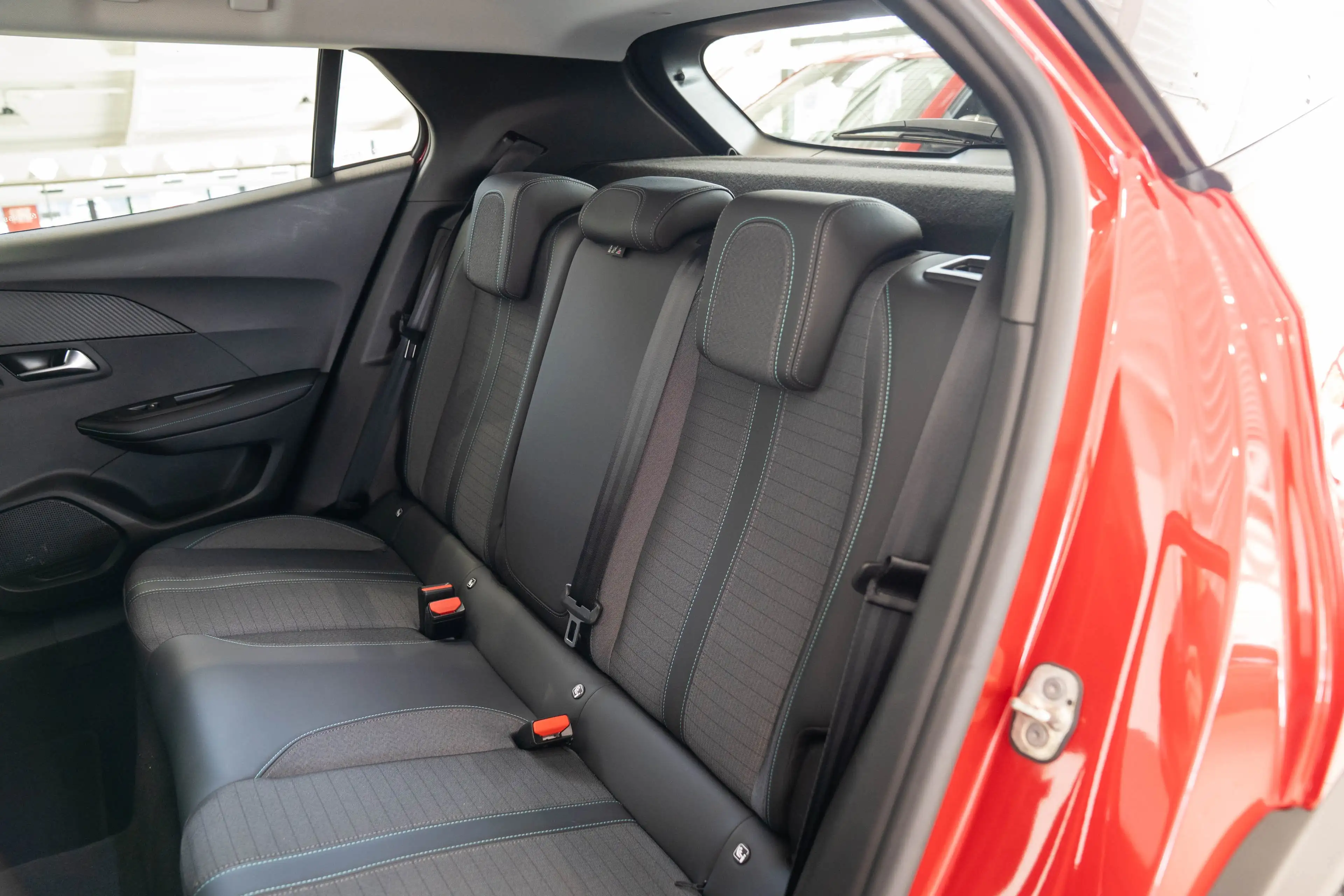 Peugeot e-2008 EV Allure 50 kWh | SOH 91% | Camera | Apple Carpla — photo 12