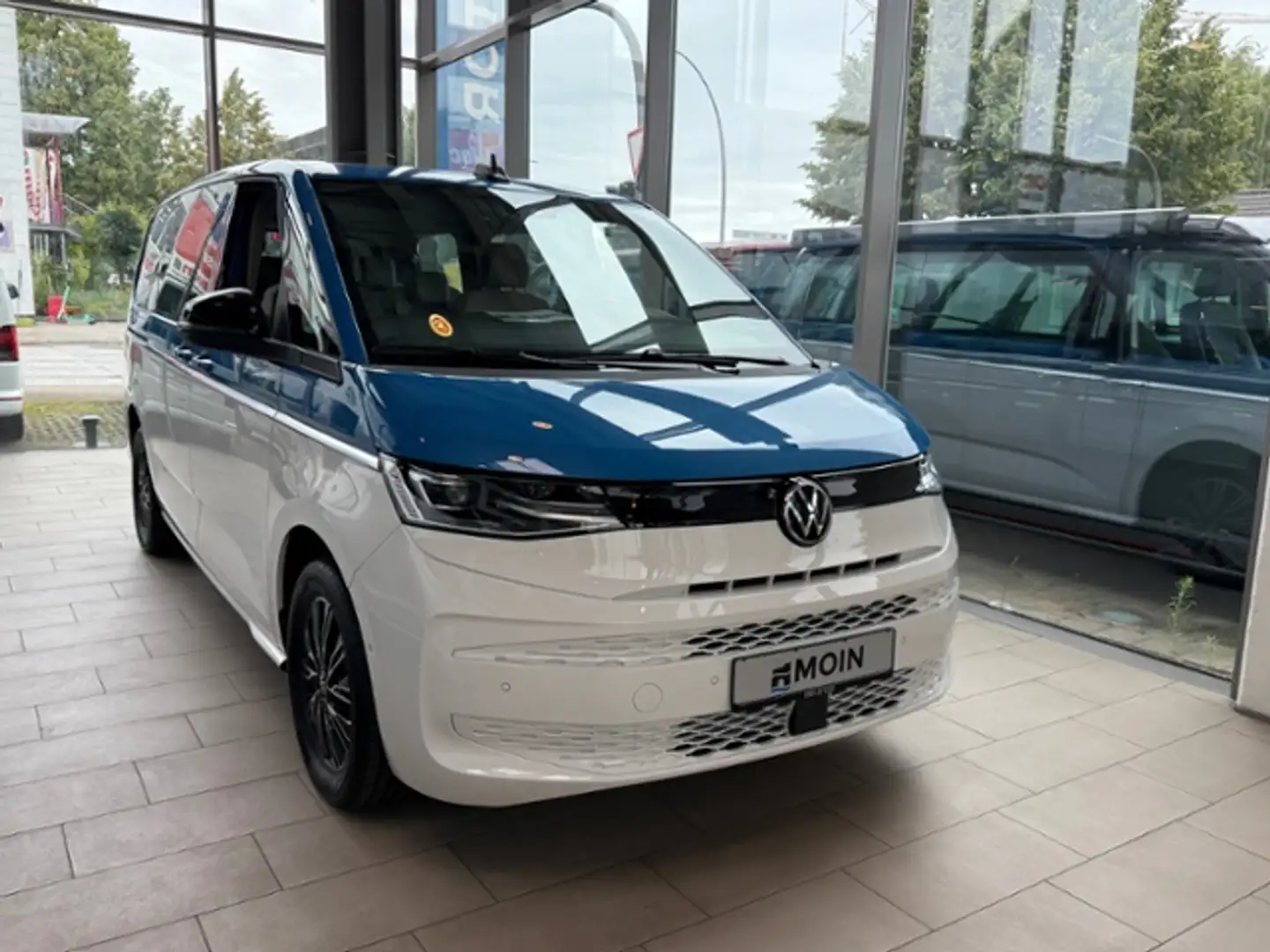 Volkswagen T7 Multivan DSG Basis lang Pano LED RFK ACC Blau - 2
