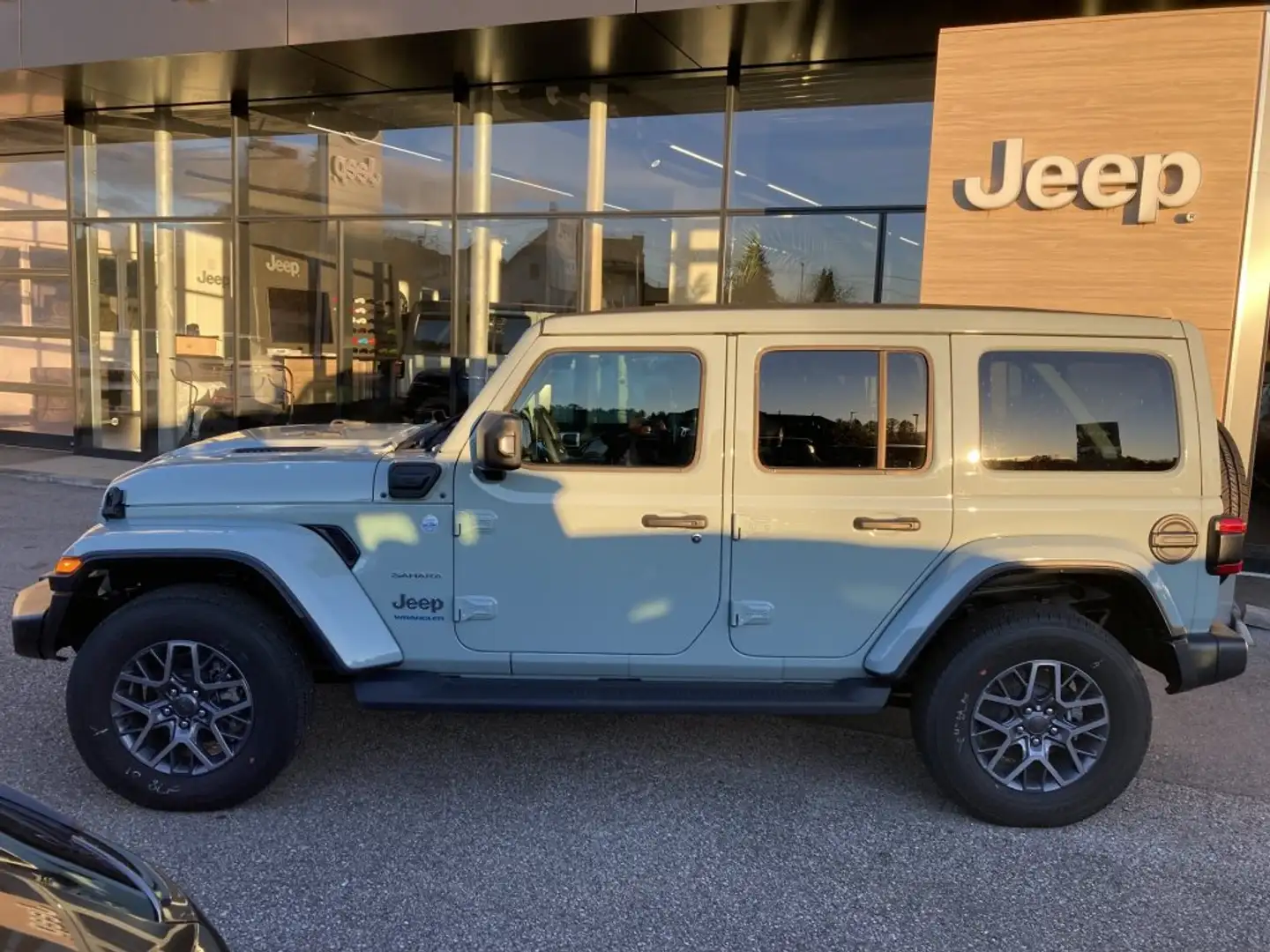 Jeep Wrangler PHEV MY23 Sahara 2.0 GME 380 PS At 4xe *Powersoftt Grau - 2