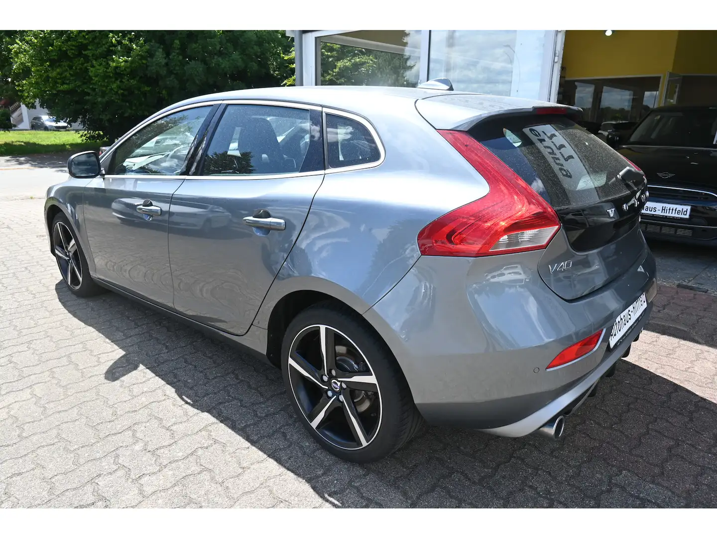 Volvo V40 D2 2.0 *R-Design* mit toller Ausstattung Grau - 2