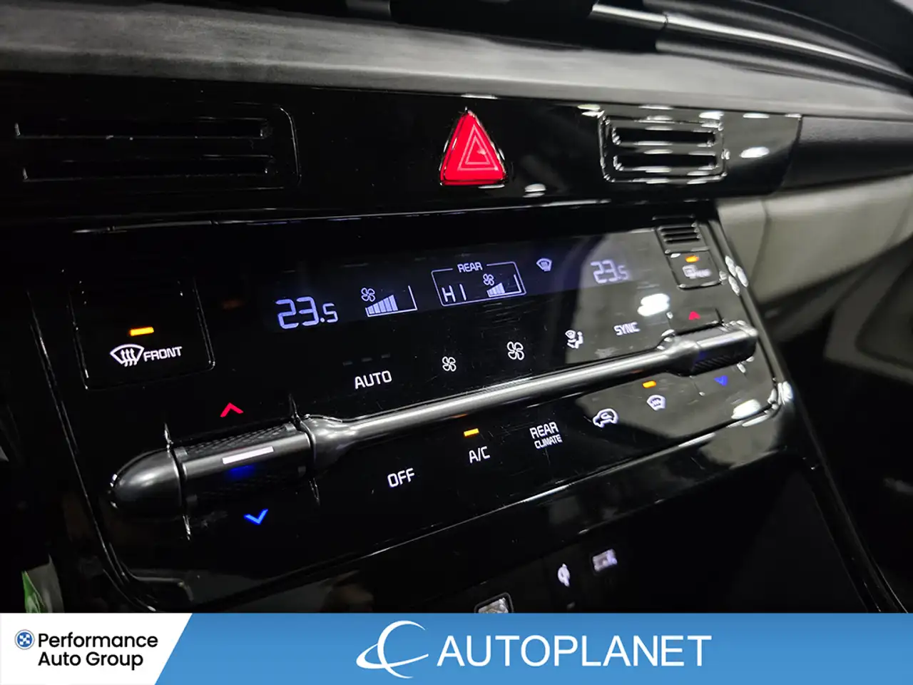 Kia Carnival снимка Kia Carnival