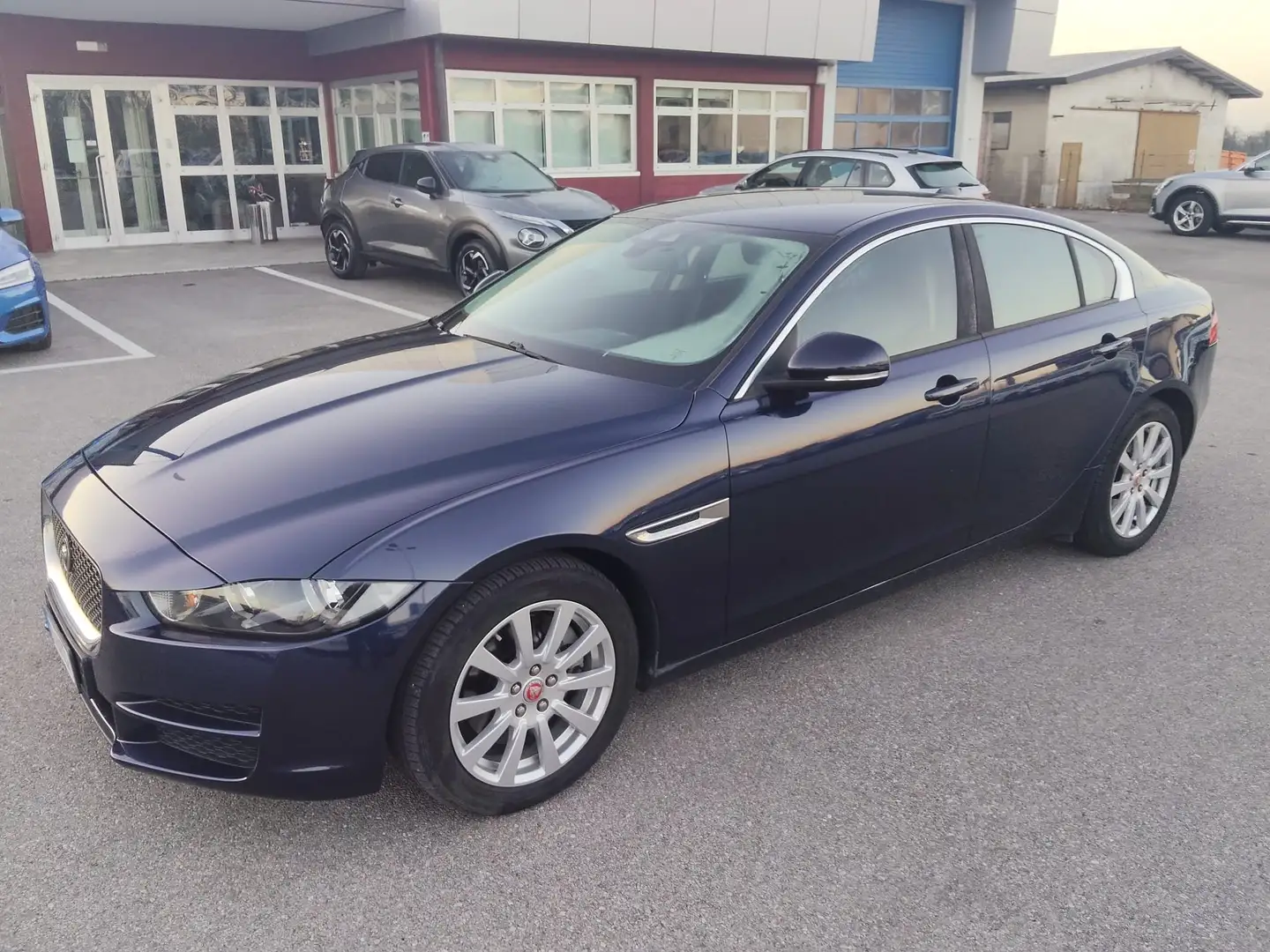 Jaguar XE XE 2.0d Pure Business edition 180cv  tg :FG873SR Bleu - 2