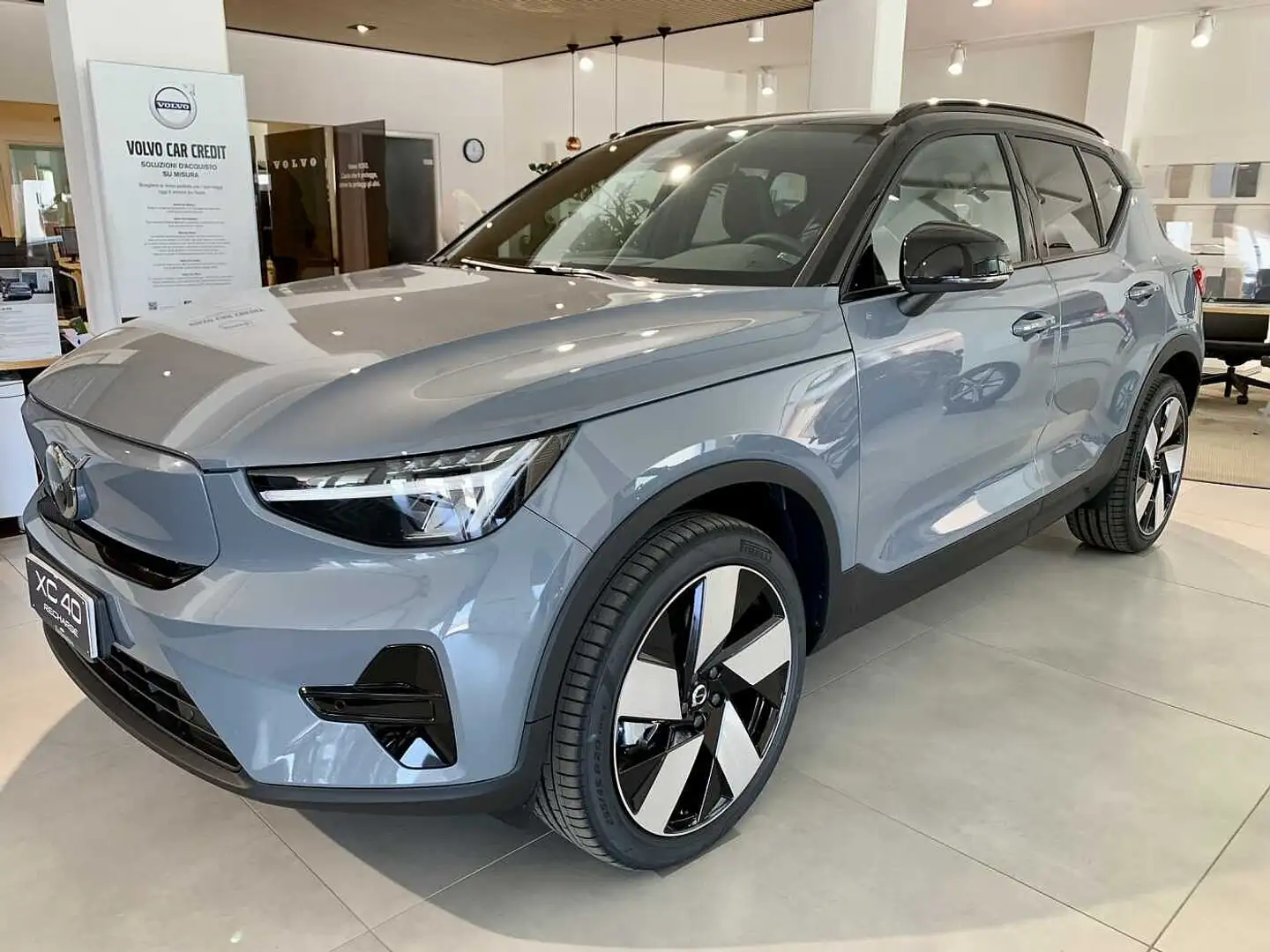 Volvo XC40 Recharge Plus, Single Motor Gris - 1