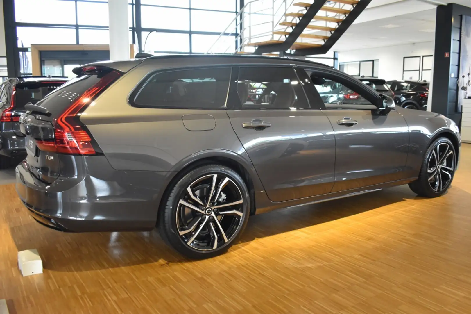 Volvo V90 T8 455PK AWD Ultra Executive Edition | Schuifdak | Grijs - 2