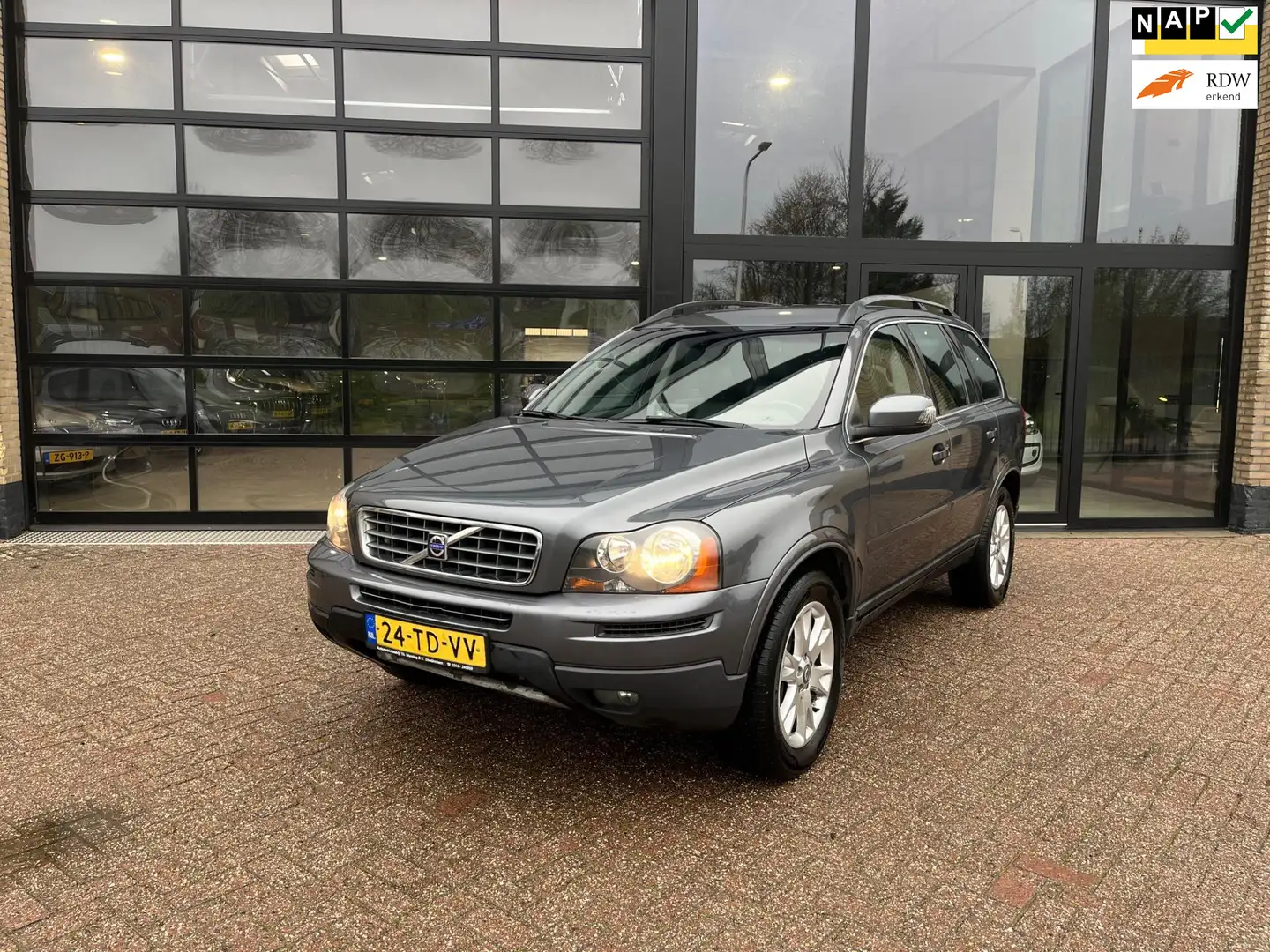 Volvo XC90 Momentum, Youngtimer, 7 persoons Grijs - 1