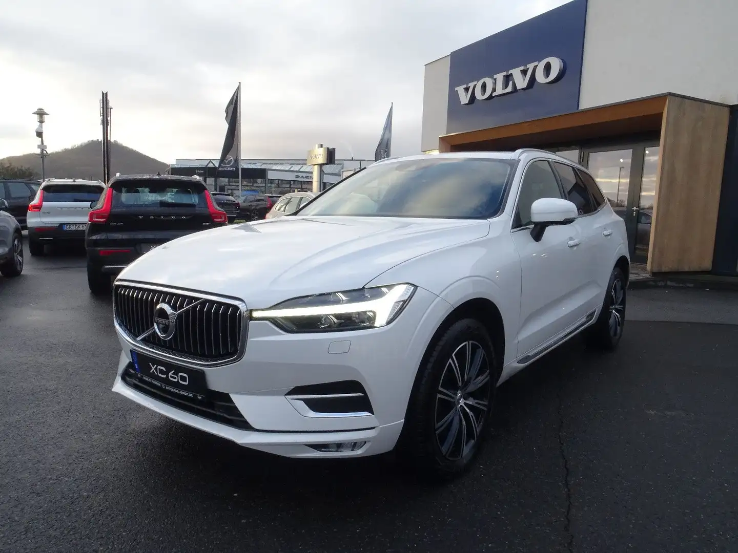 Volvo XC60 B5 Inscription AWD Weiß - 1