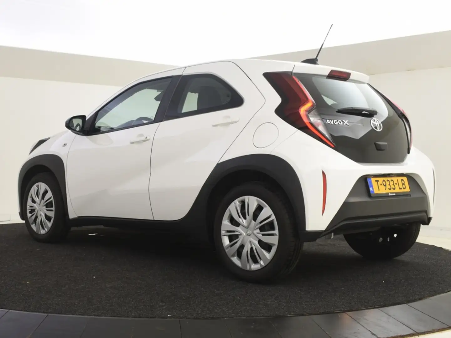 Toyota Aygo X DEMO 1.0 VVT-i MT play | Apple & Android Carplay | Wit - 2