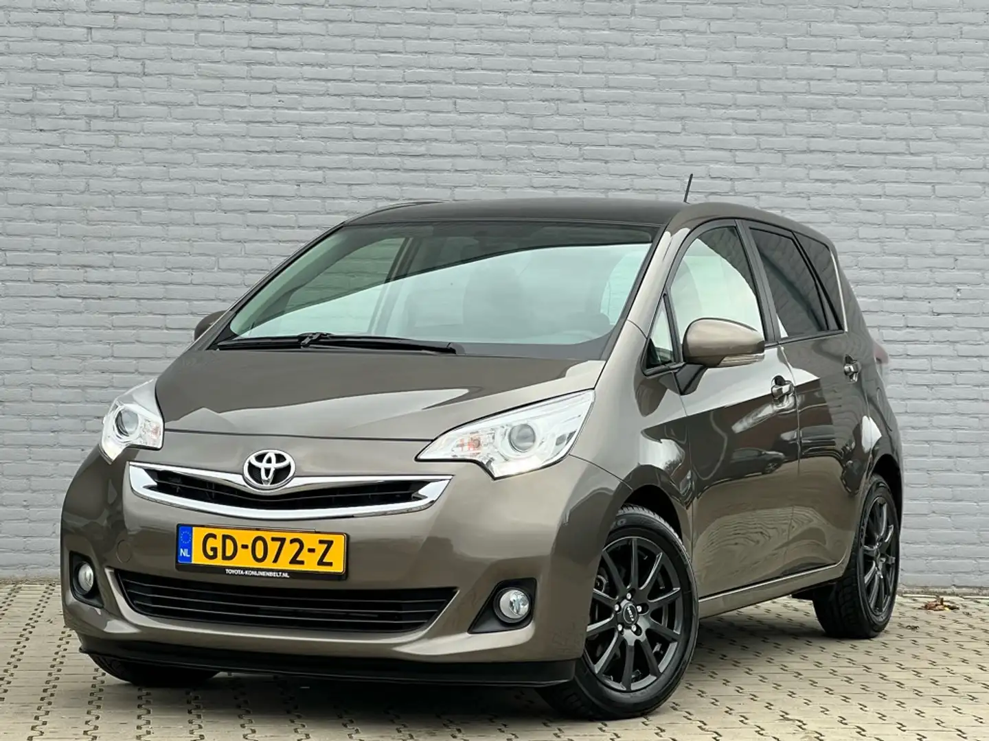 Toyota Verso-S 1.3 VVT-i Trend Automaat | Navi | Pano | Trekhaak Barna - 2
