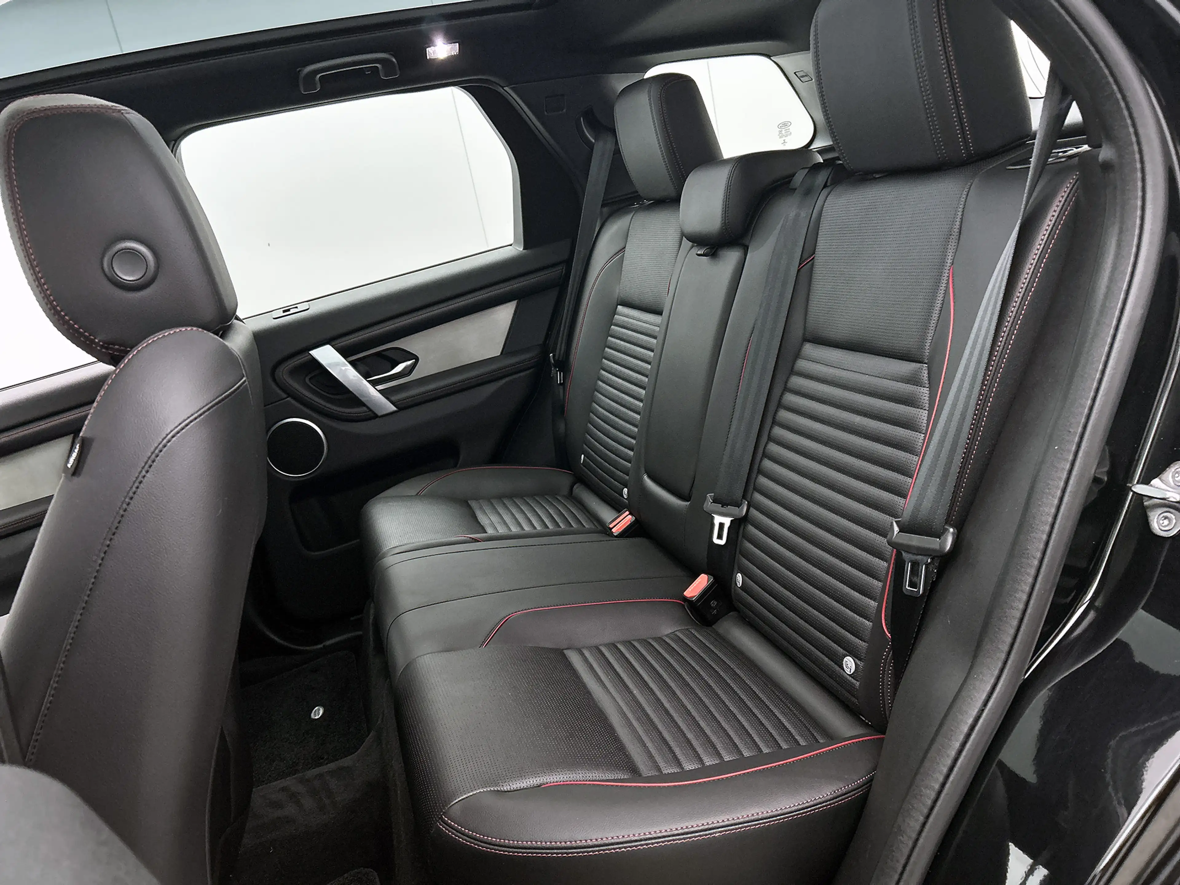Land Rover Discovery Sport P300e Hybride R-Dynamic SE / Panoramadak / Leder — photo 28