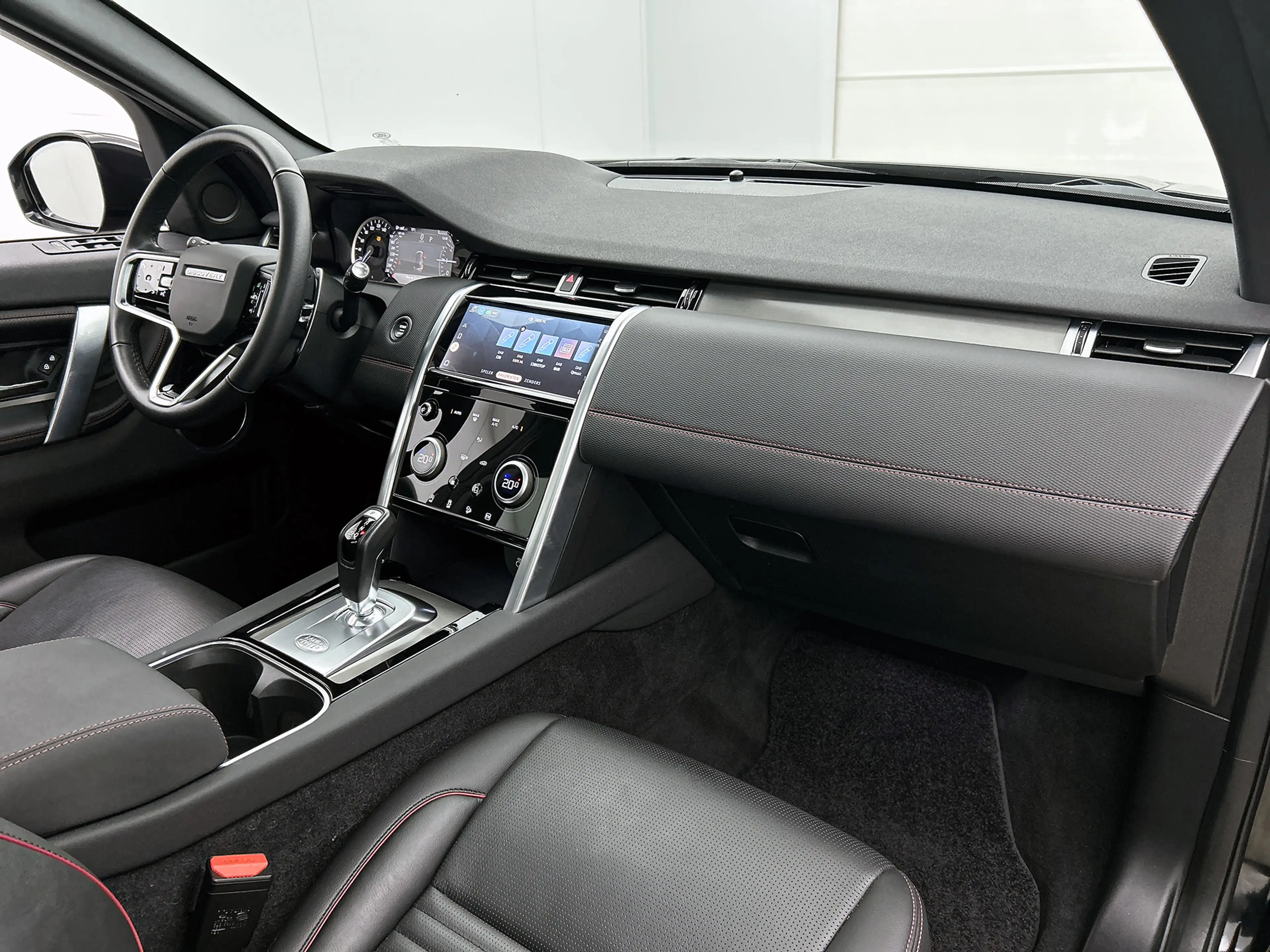 Land Rover Discovery Sport P300e Hybride R-Dynamic SE / Panoramadak / Leder — photo 2