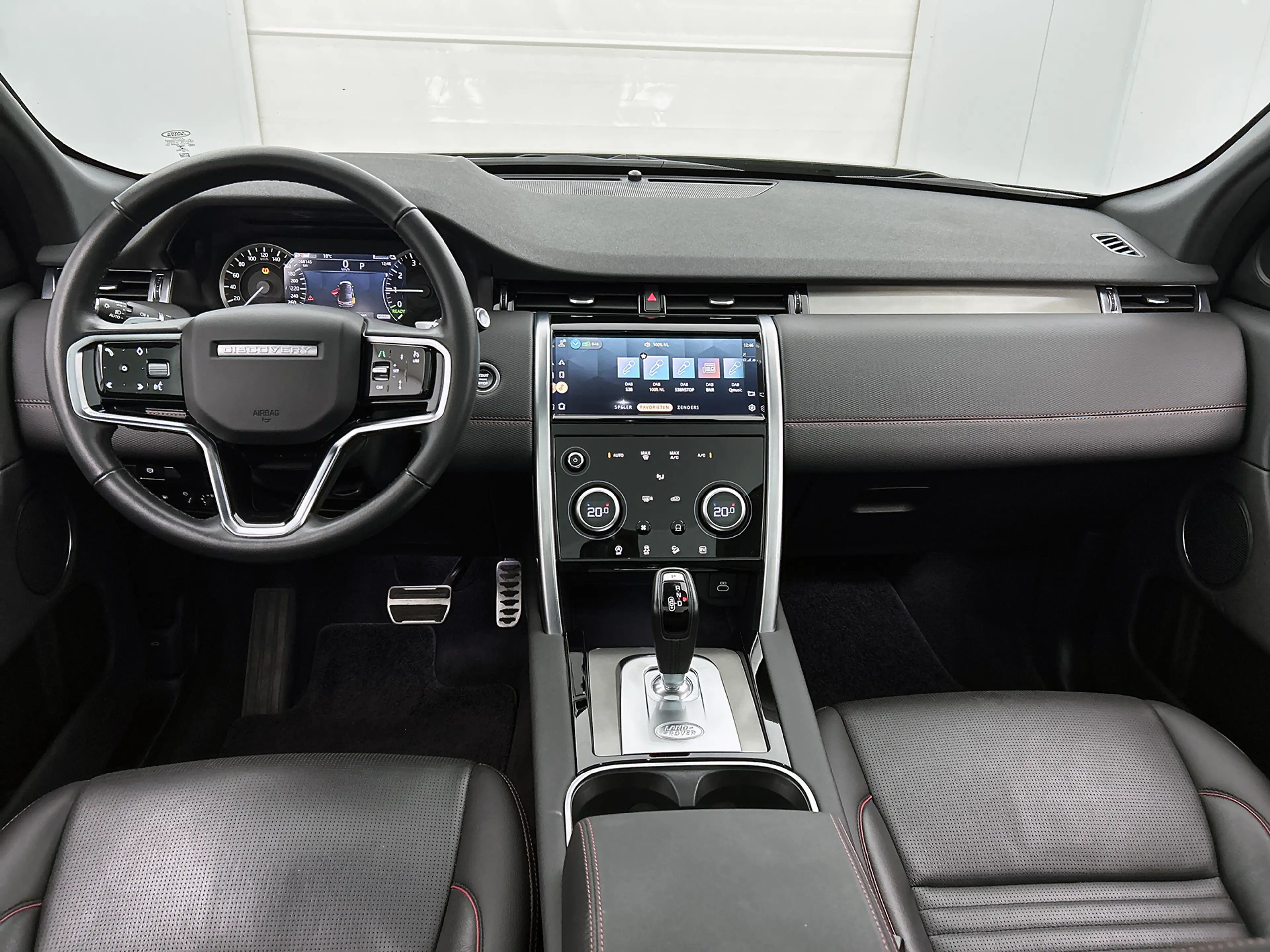 Land Rover Discovery Sport P300e Hybride R-Dynamic SE / Panoramadak / Leder — photo 21