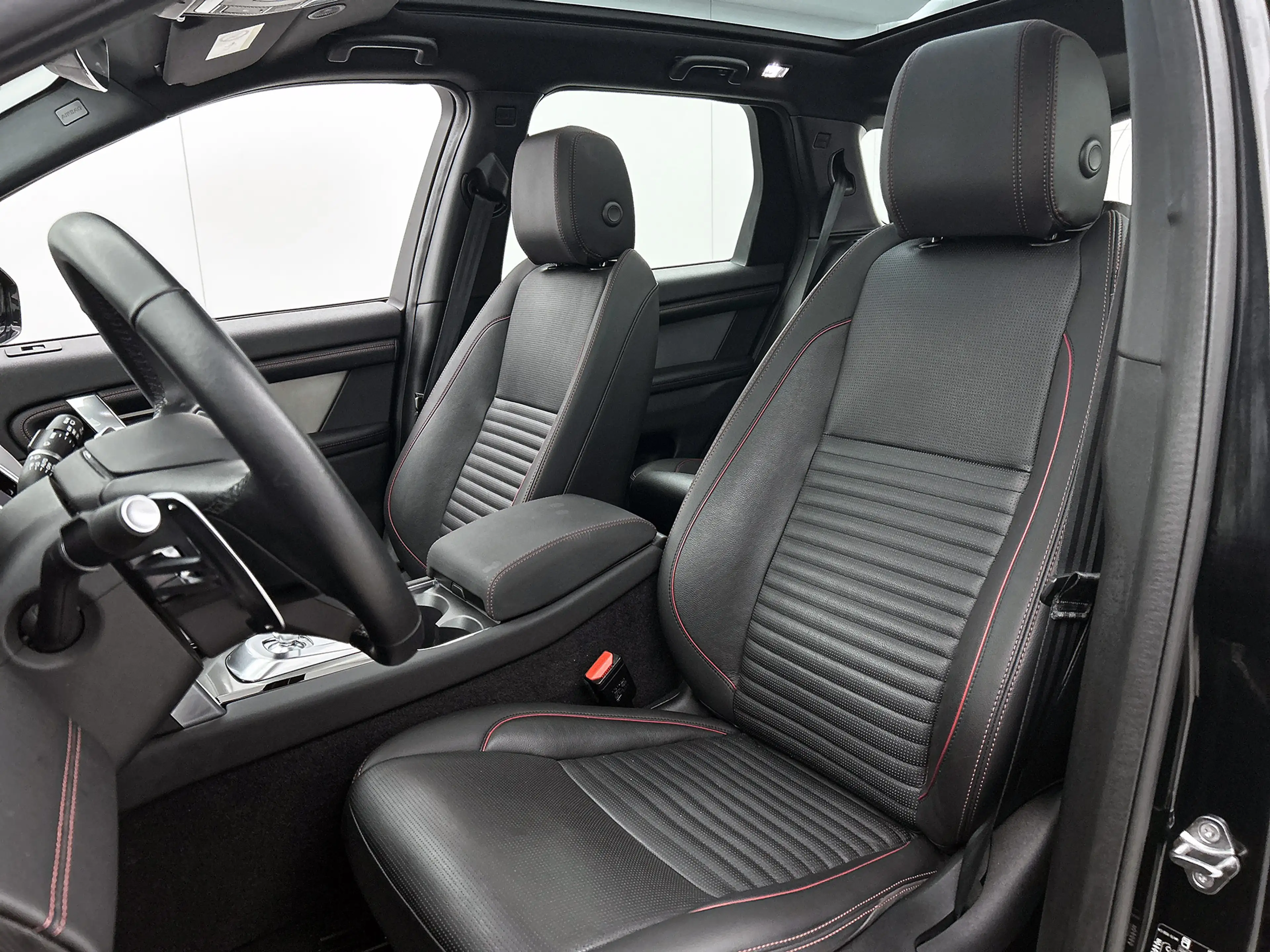 Land Rover Discovery Sport P300e Hybride R-Dynamic SE / Panoramadak / Leder — photo 36