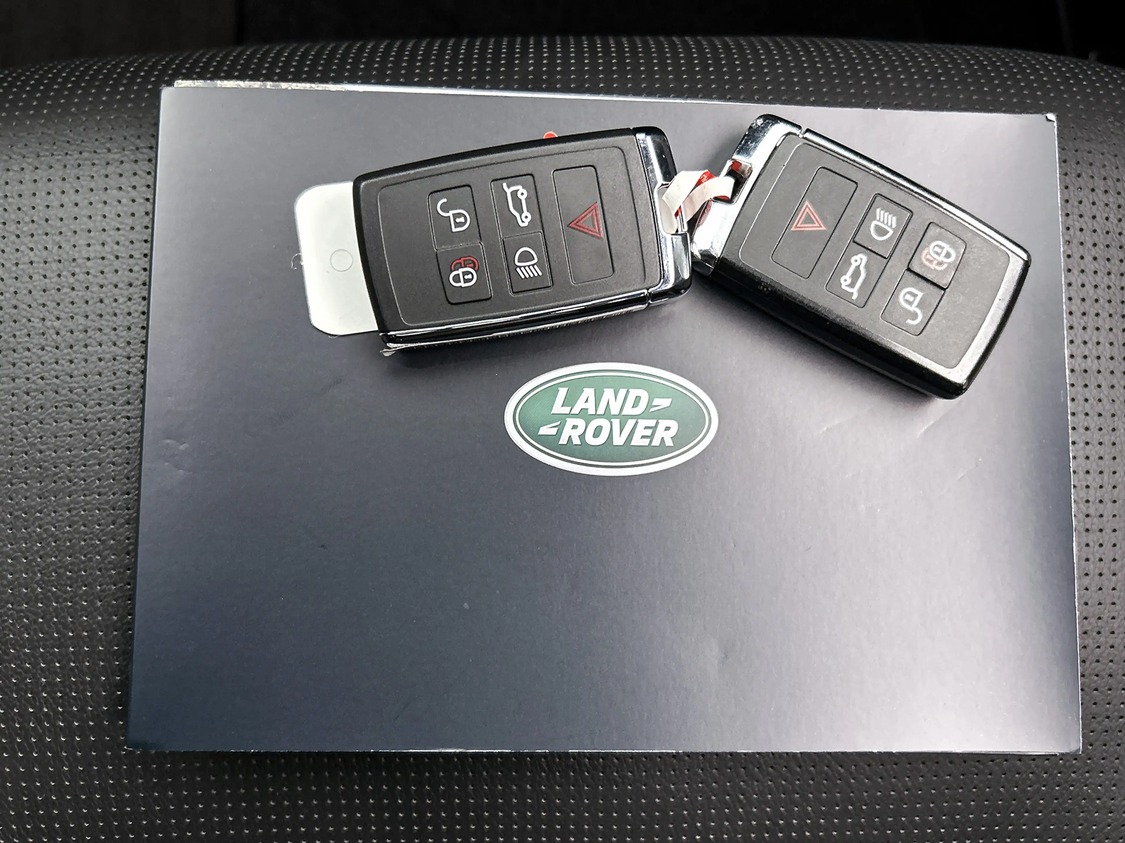 Land Rover Discovery Sport P300e Hybride R-Dynamic SE / Panoramadak / Leder — photo 31