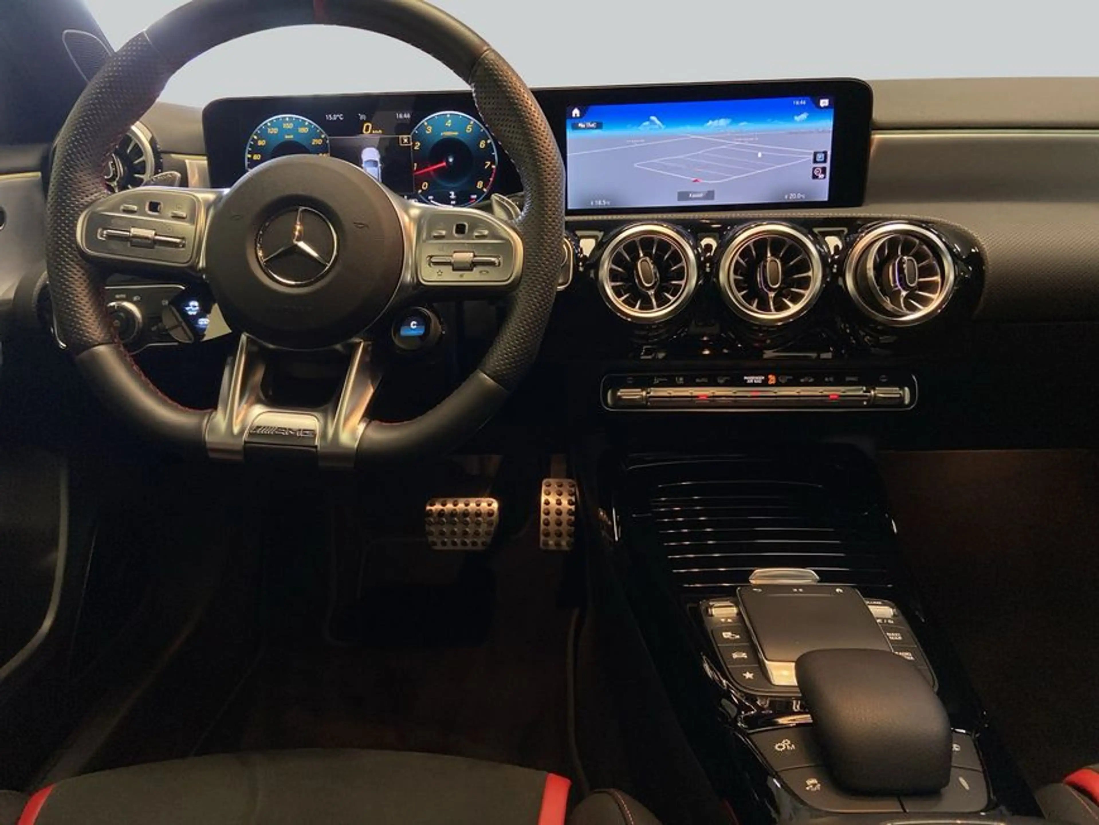 Mercedes-Benz A 45 AMG A-Klasse — photo 15