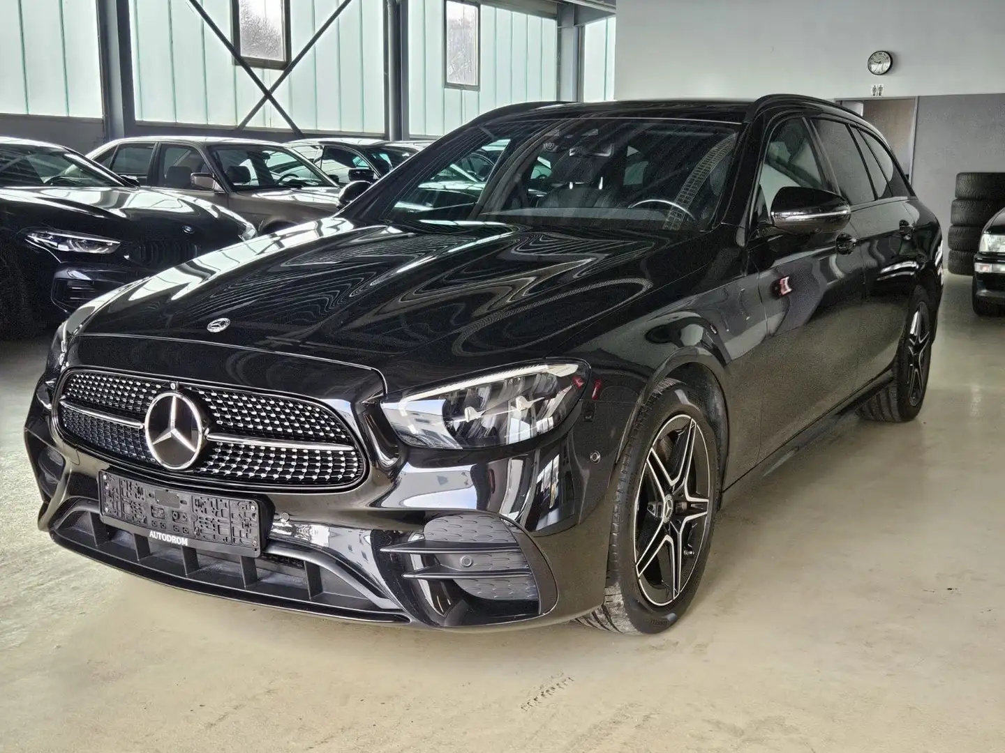 Mercedes-Benz E 300 e T AMG-Line+AHK+ Panorama+360°+Nightpaket Schwarz - 2