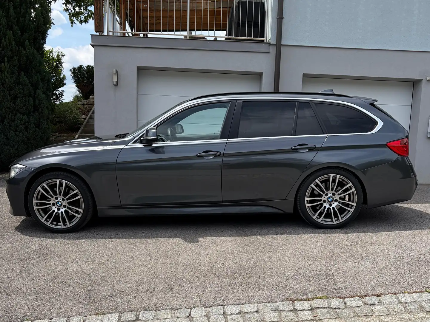 BMW 330 330d xDrive Touring Aut. Grau - 2