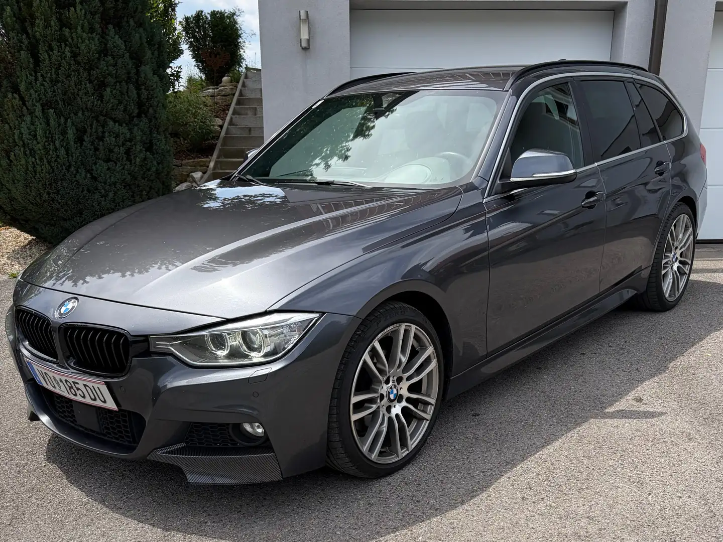 BMW 330 330d xDrive Touring Aut. Grau - 1