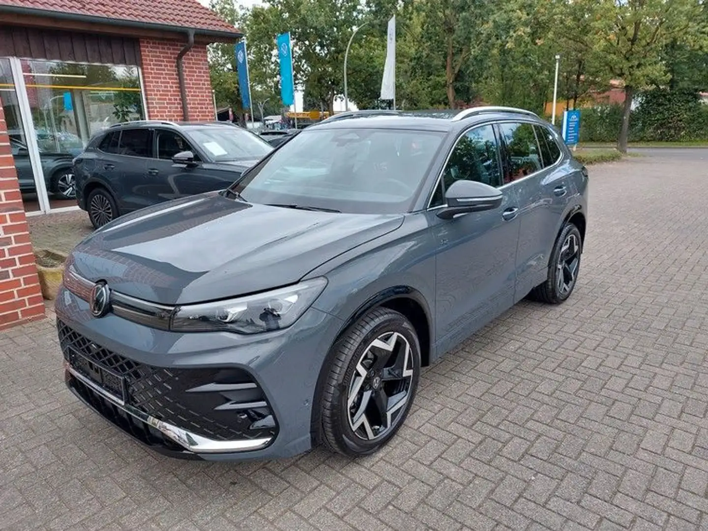 Volkswagen Tiguan 2.0 TDI R-Line Kamera*AHK*MatrixLED Grau - 1