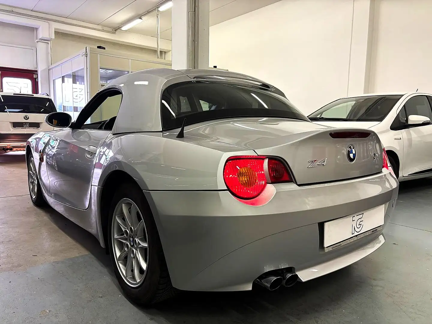 BMW Z4 Roadster 2.2i Šedá - 1