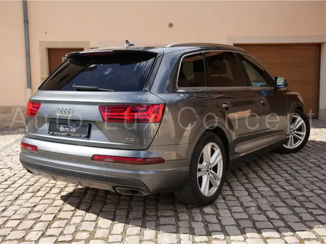 Audi Q7 view 3