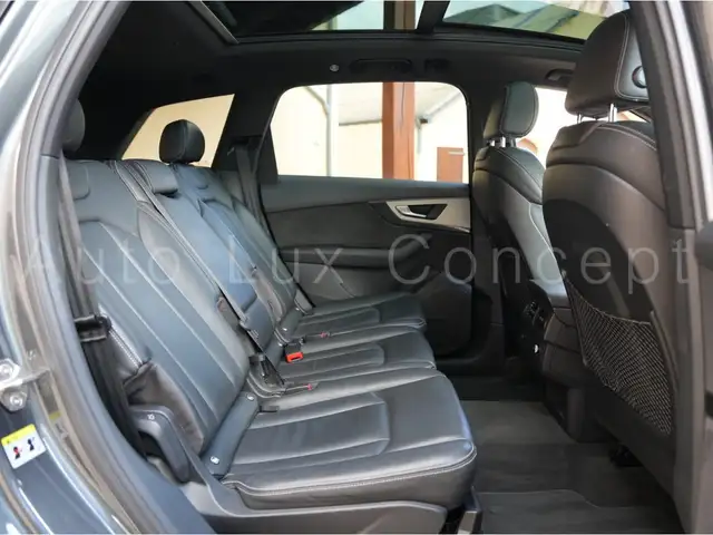 Audi Q7 view 8