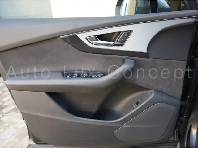 Audi Q7 view 12