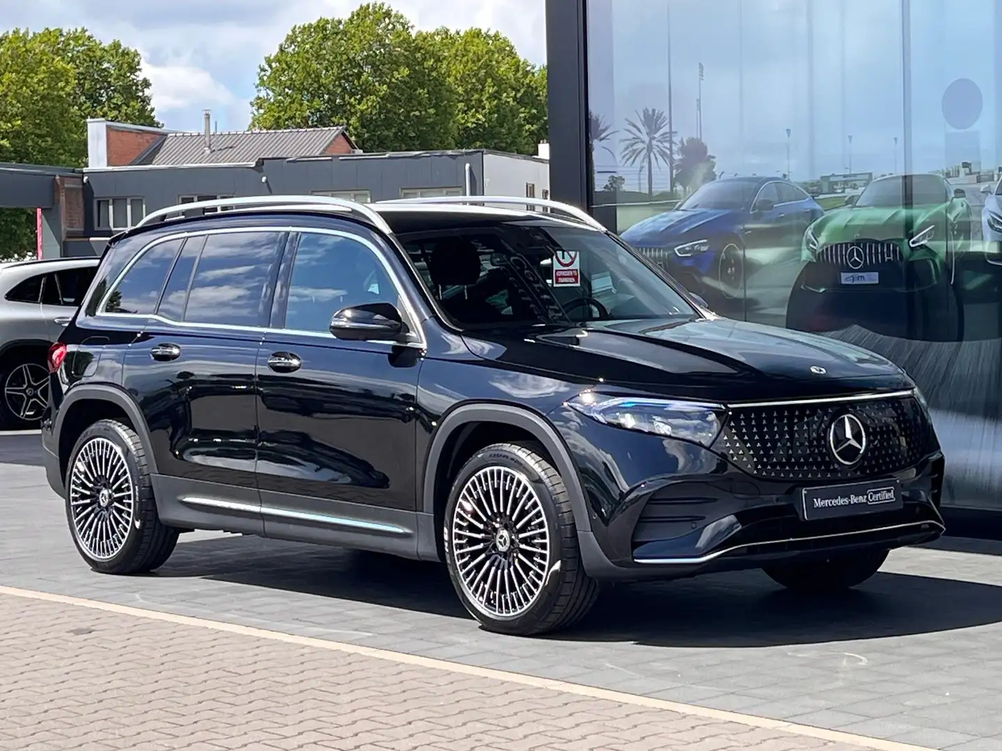 Mercedes-Benz EQB 300 4MATIC AMG Line Zwart - 2